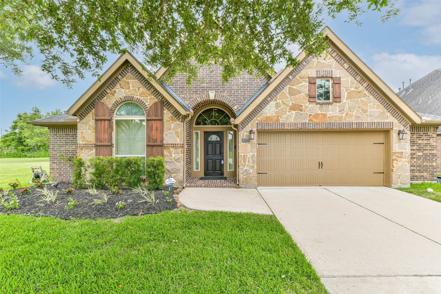 Property photo for 4039 N Creekmont Drive, Fresno, TX
