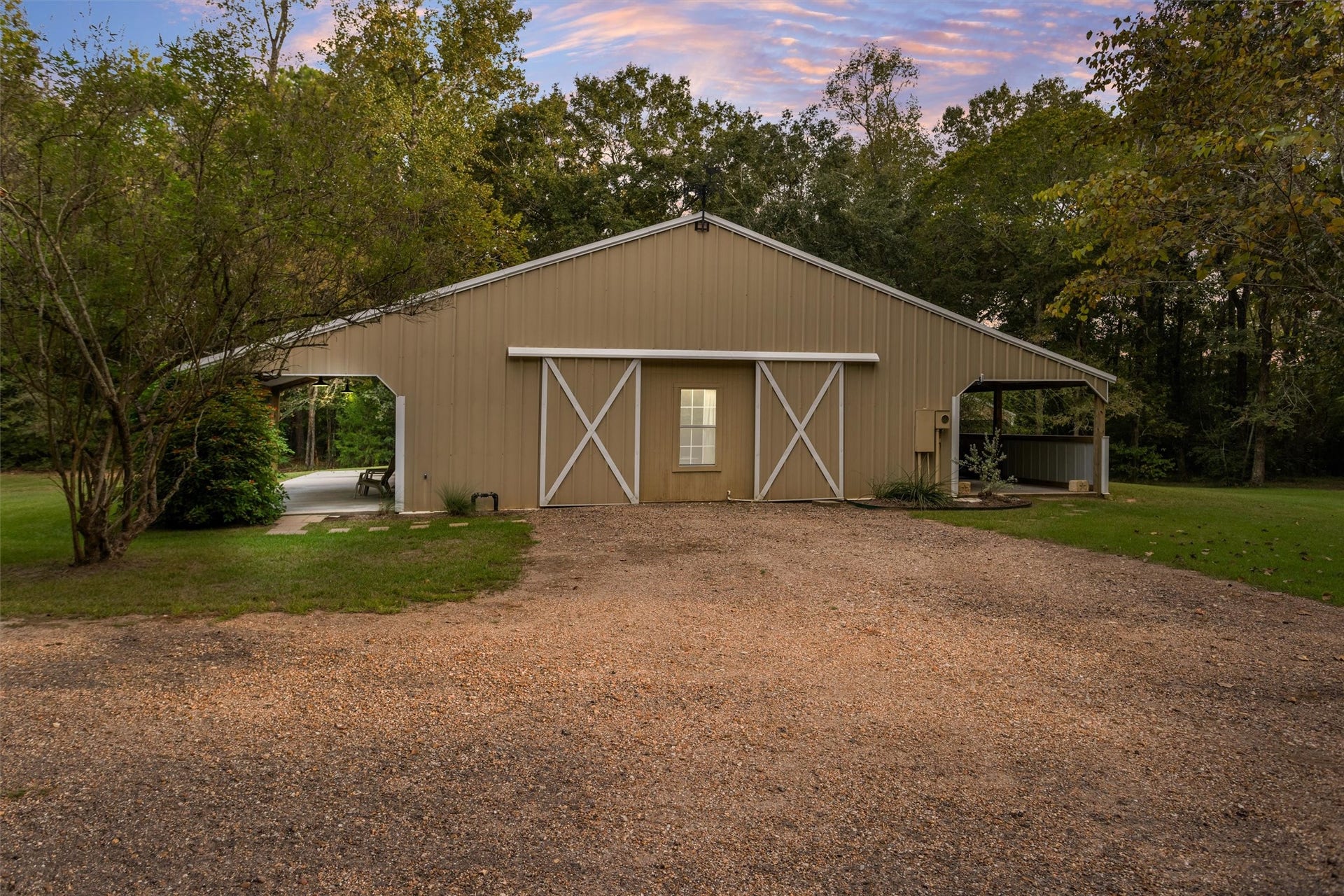 18181 Rabon Chapel Road, Montgomery, TX 77316 Second building with guest quarters and a workshop