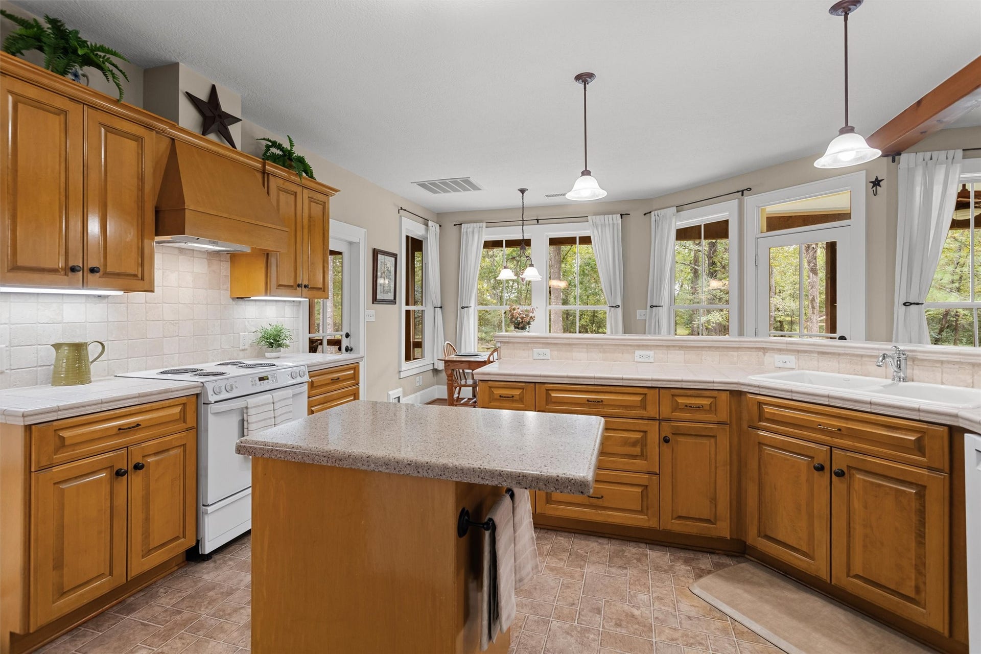 18181 Rabon Chapel Road, Montgomery, TX 77316 Kitchen with island.