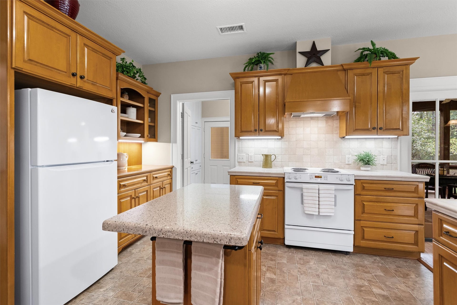 18181 Rabon Chapel Road, Montgomery, TX 77316 Warm wood cabinetry and space to cook together