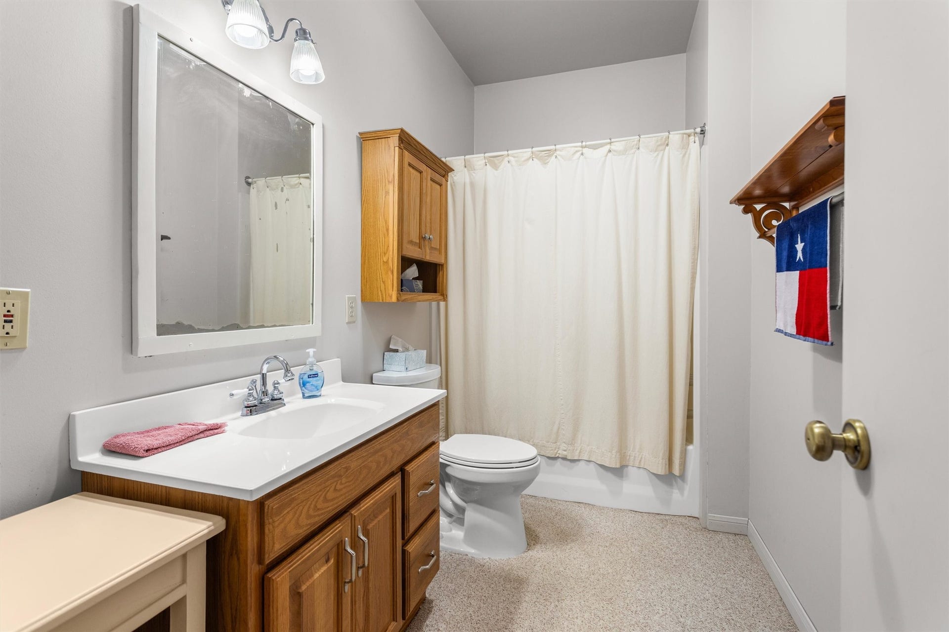 18181 Rabon Chapel Road, Montgomery, TX 77316 Full bath in the guest quarters