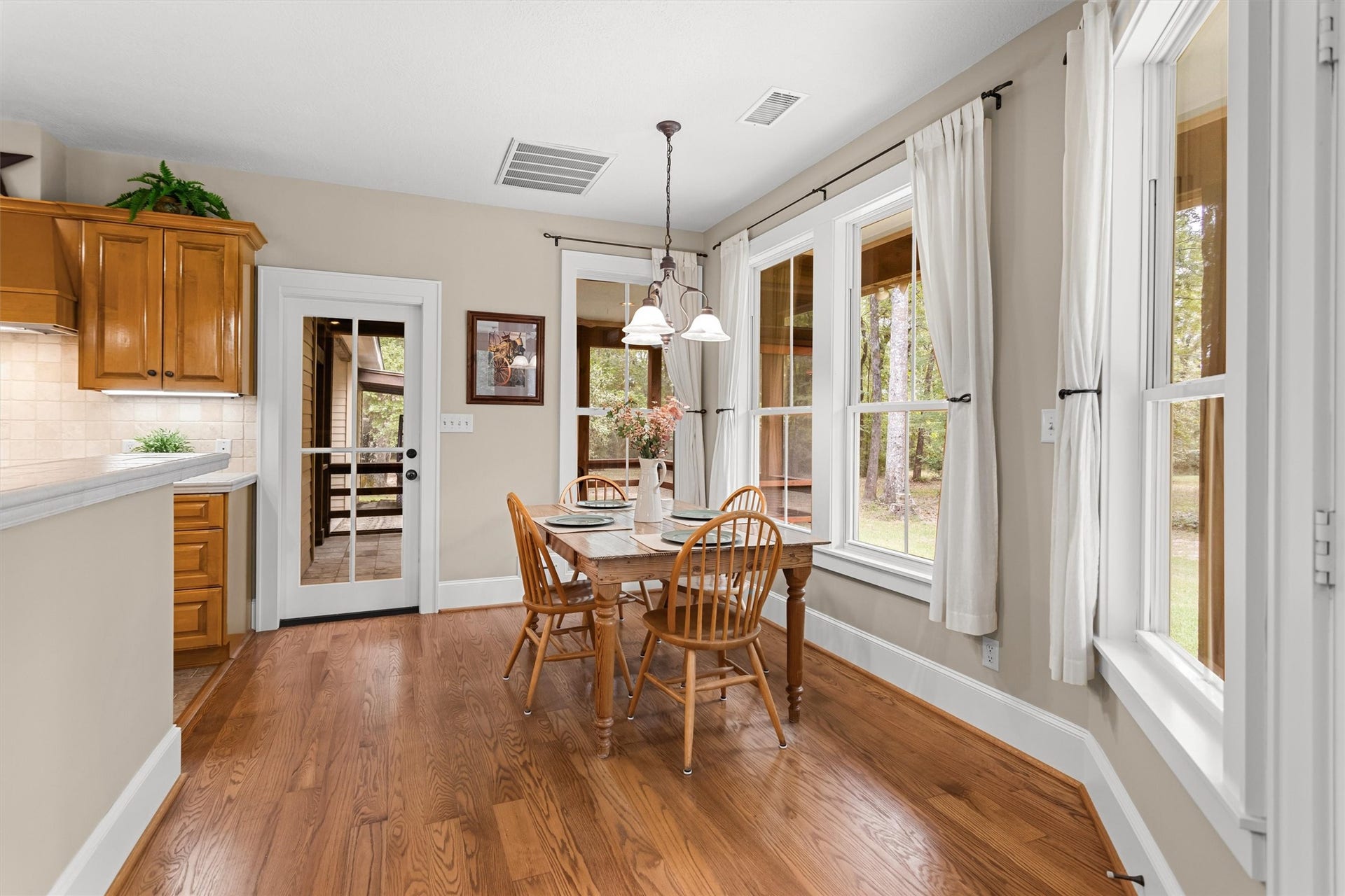 18181 Rabon Chapel Road, Montgomery, TX 77316 Sunny breakfast room for easy weekday meals