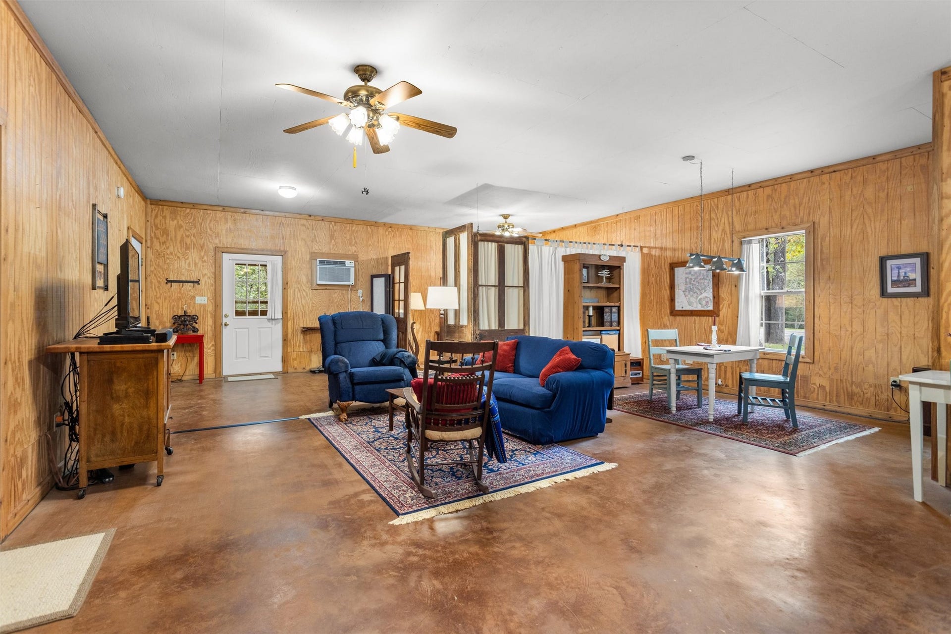 18181 Rabon Chapel Road, Montgomery, TX 77316 Guest living area, ideal for family or visitors