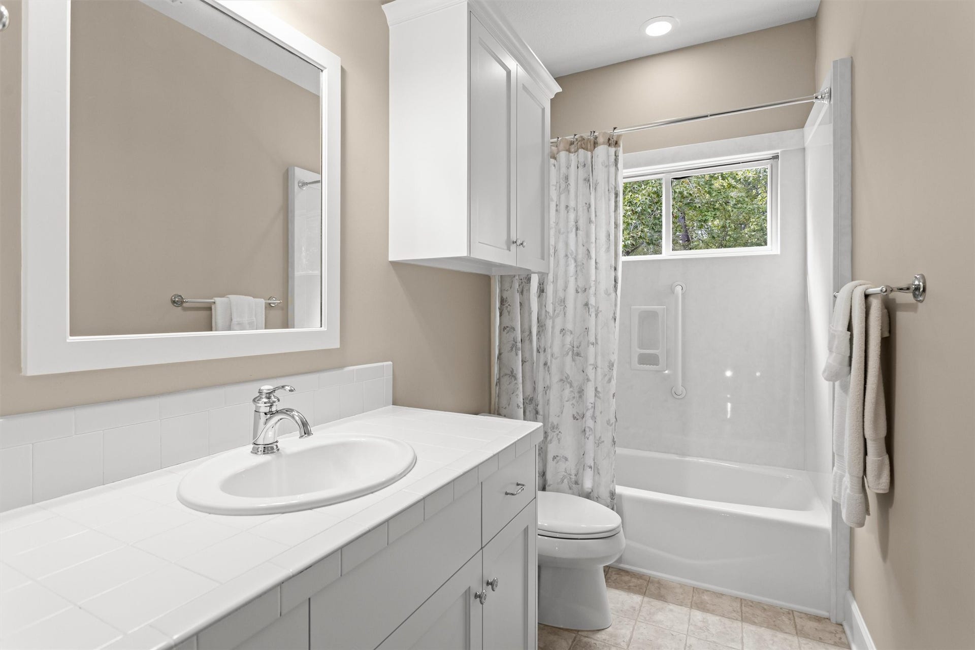 18181 Rabon Chapel Road, Montgomery, TX 77316 Secondary bath with a tub and shower combo