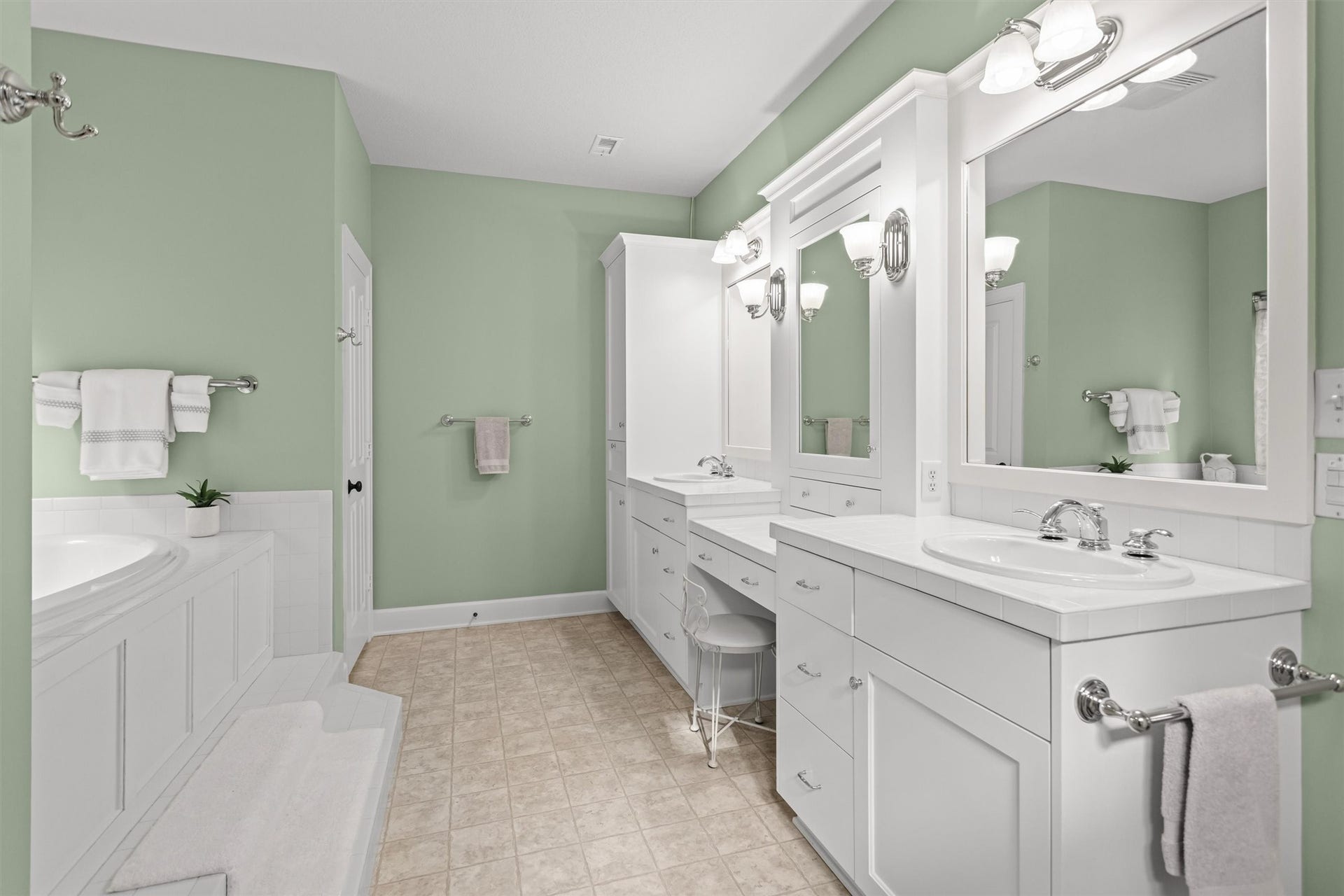 18181 Rabon Chapel Road, Montgomery, TX 77316 Double vanities with room to spread out