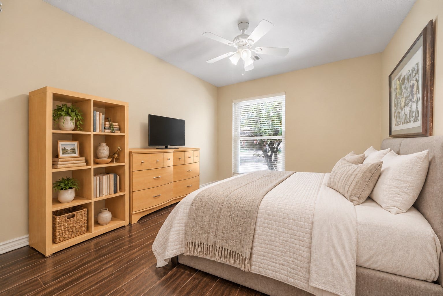 Another good sized secondary bedroom. **Virtually Staged**