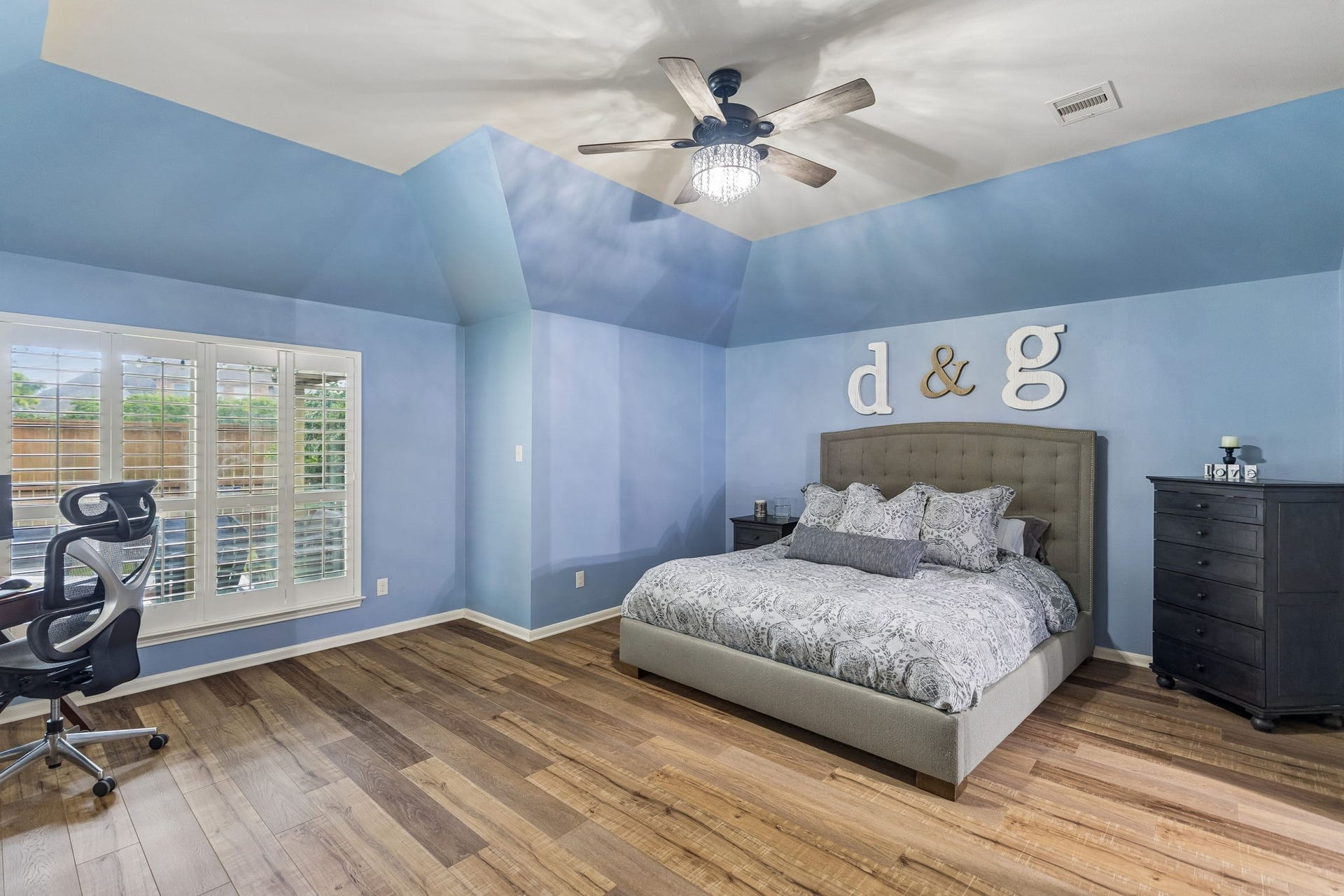 2927 Auburn Creek Lane, League City, TX 77573 Spacious bedroom with soft natural light, ceiling fan, and generous room for furnishings.