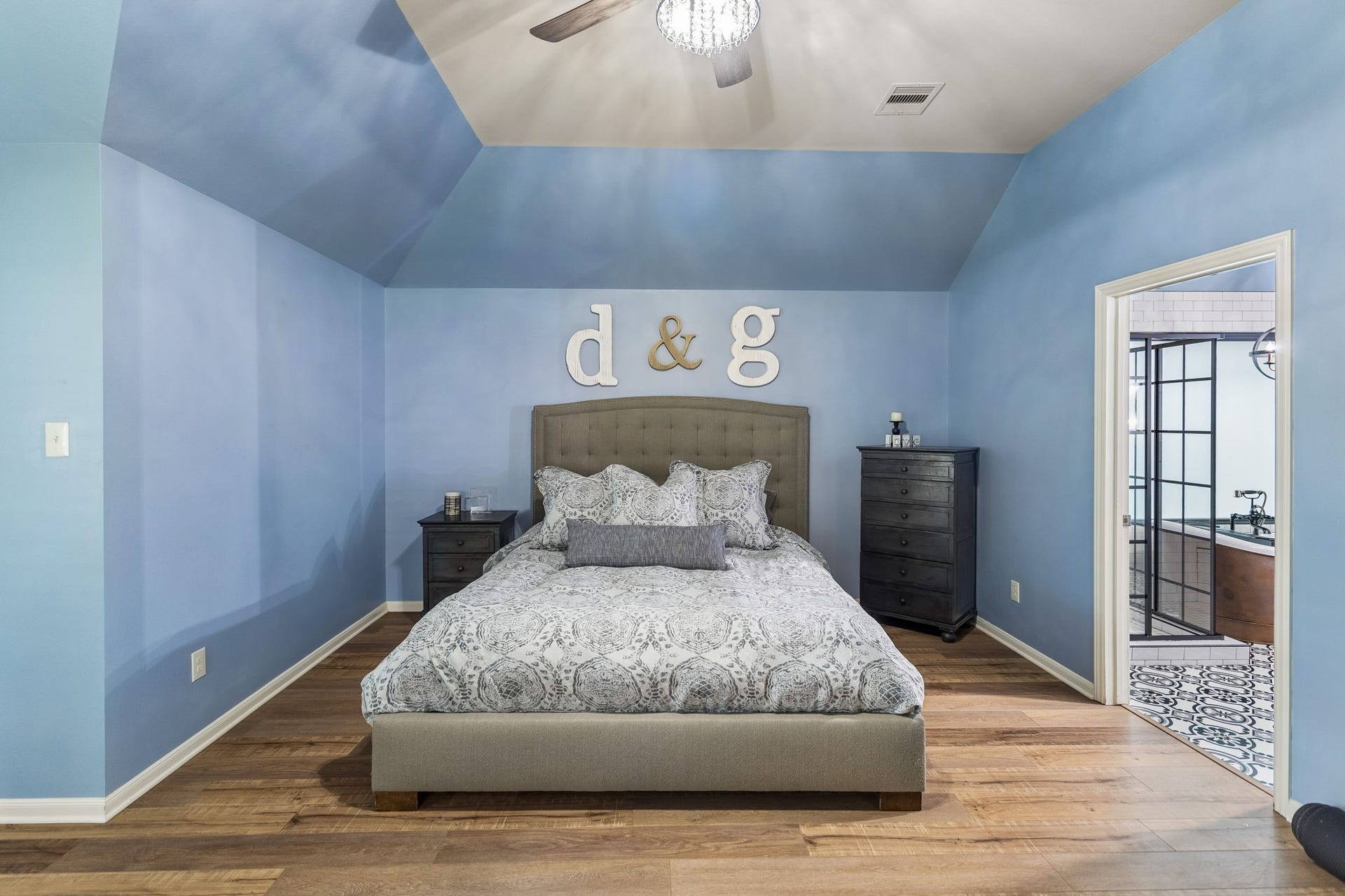 2927 Auburn Creek Lane, League City, TX 77573 Spacious primary bedroom with high ceilings, and direct access to the en-suite bathroom.