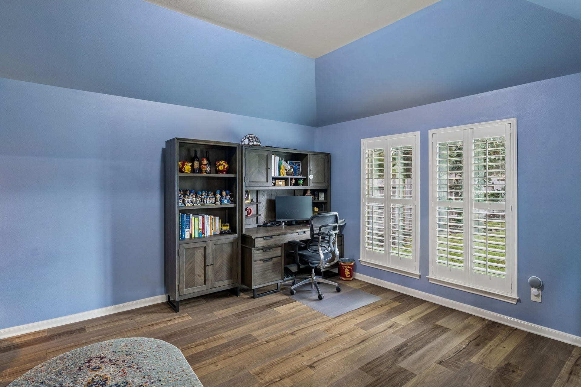 2927 Auburn Creek Lane, League City, TX 77573 Versatile room with built-in shelving, wood flooring, and multiple windows providing natural light.