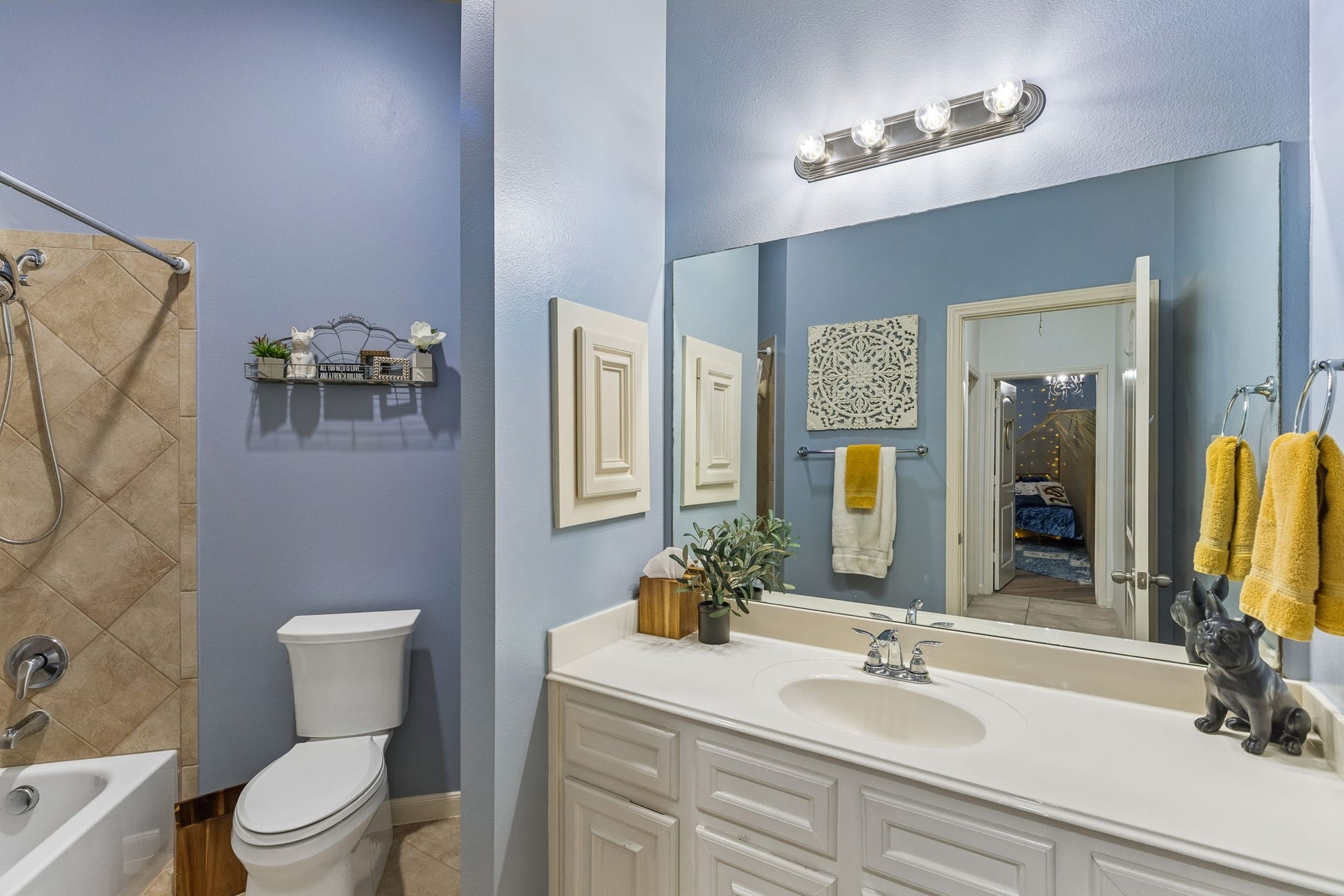 2927 Auburn Creek Lane, League City, TX 77573 Full bathroom with vanity, tub/shower combination, and bright neutral finishes.