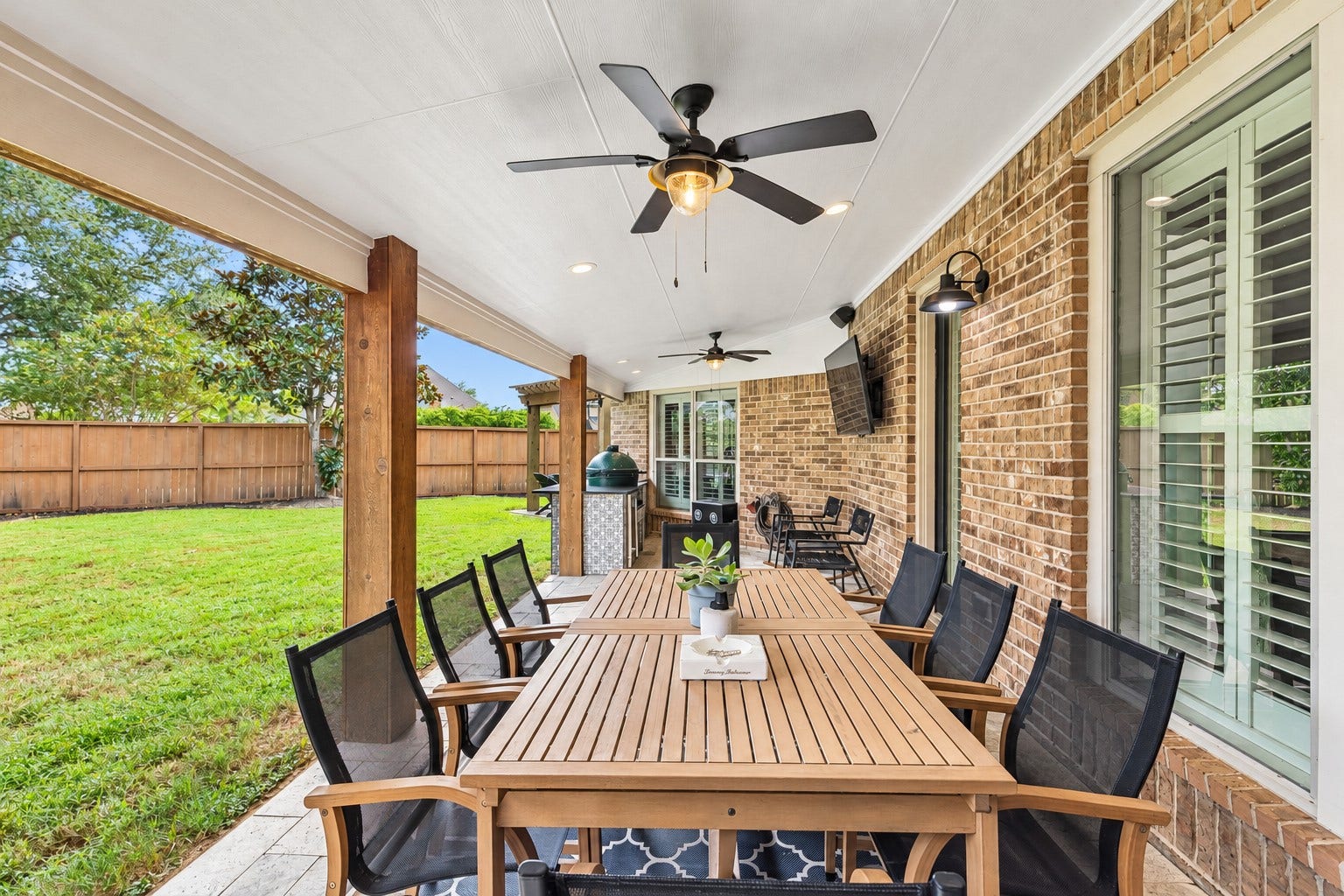 2927 Auburn Creek Lane, League City, TX 77573 Covered outdoor living area overlooking the backyard, ideal for relaxing or entertaining.