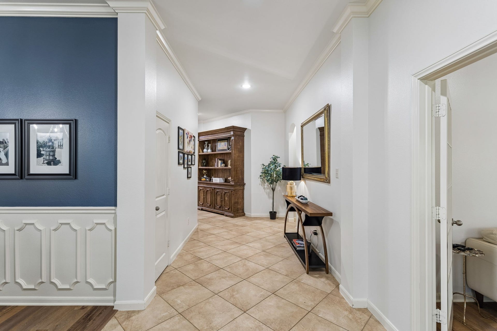 2927 Auburn Creek Lane, League City, TX 77573 Bright interior hallway with neutral finishes and an easy flow into the surrounding living spaces.