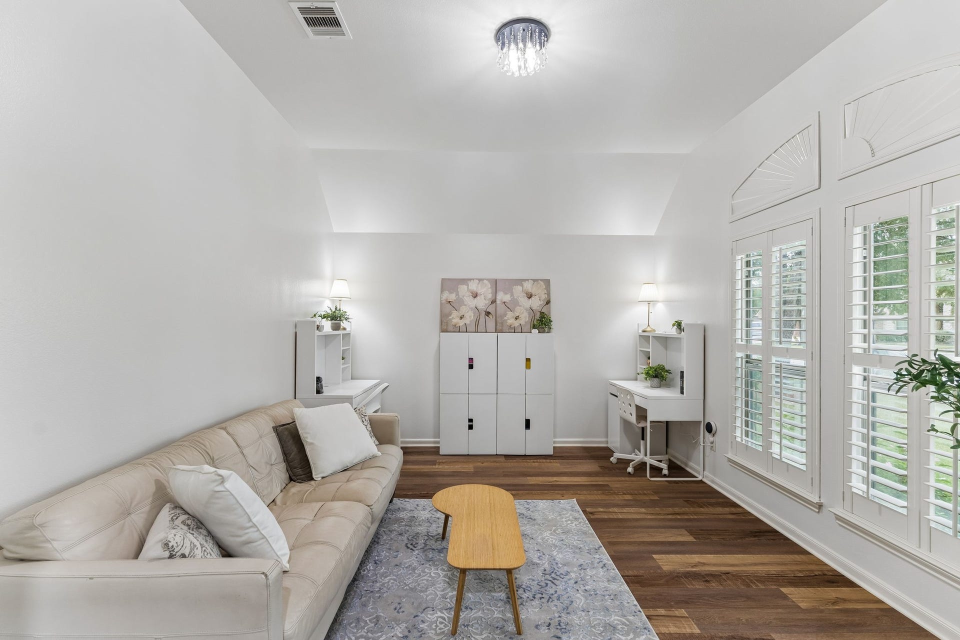 2927 Auburn Creek Lane, League City, TX 77573 Bright living space with abundant natural light, neutral finishes, and plenty of room for comfortable seating.