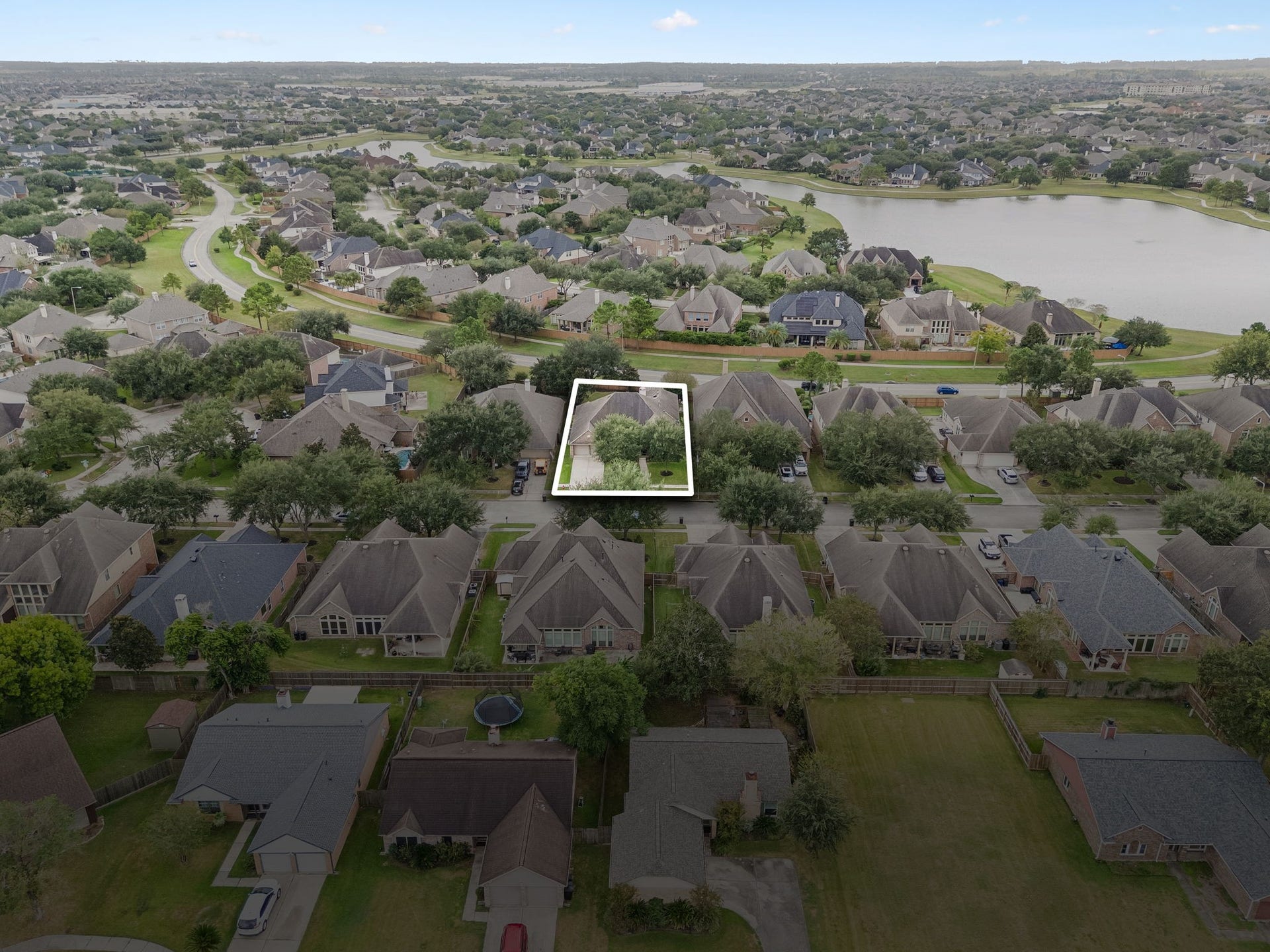 2927 Auburn Creek Lane, League City, TX 77573 Wide aerial view showcasing the surrounding community and nearby residential streets.