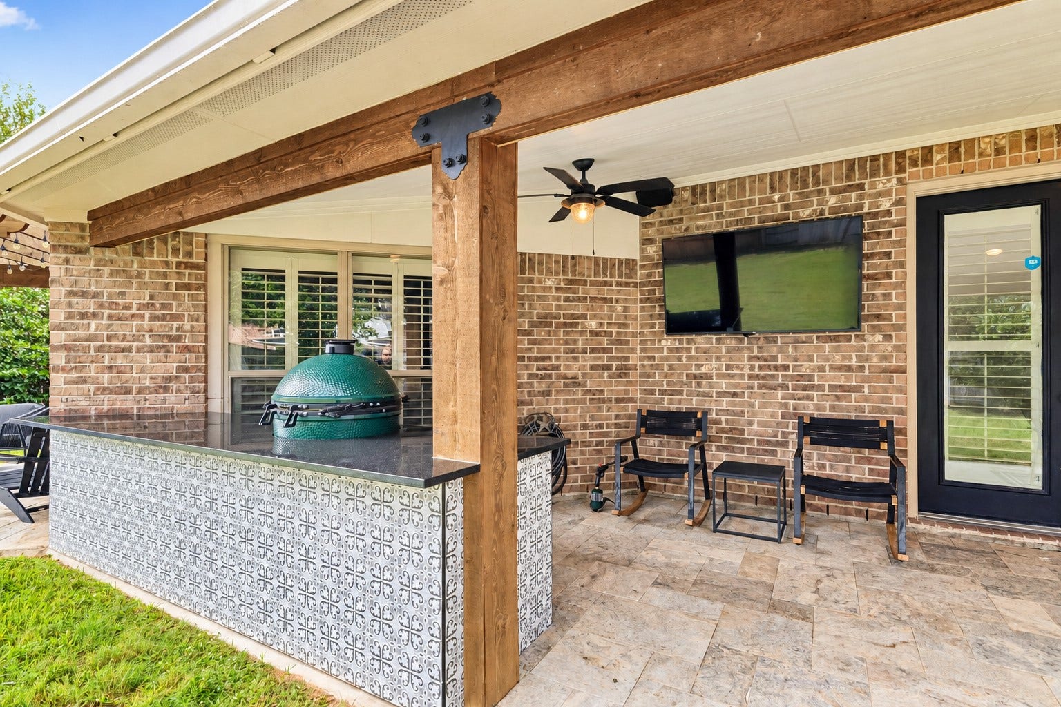 2927 Auburn Creek Lane, League City, TX 77573 Spacious covered patio with brick exterior, ceiling fan, and room for entertaining.