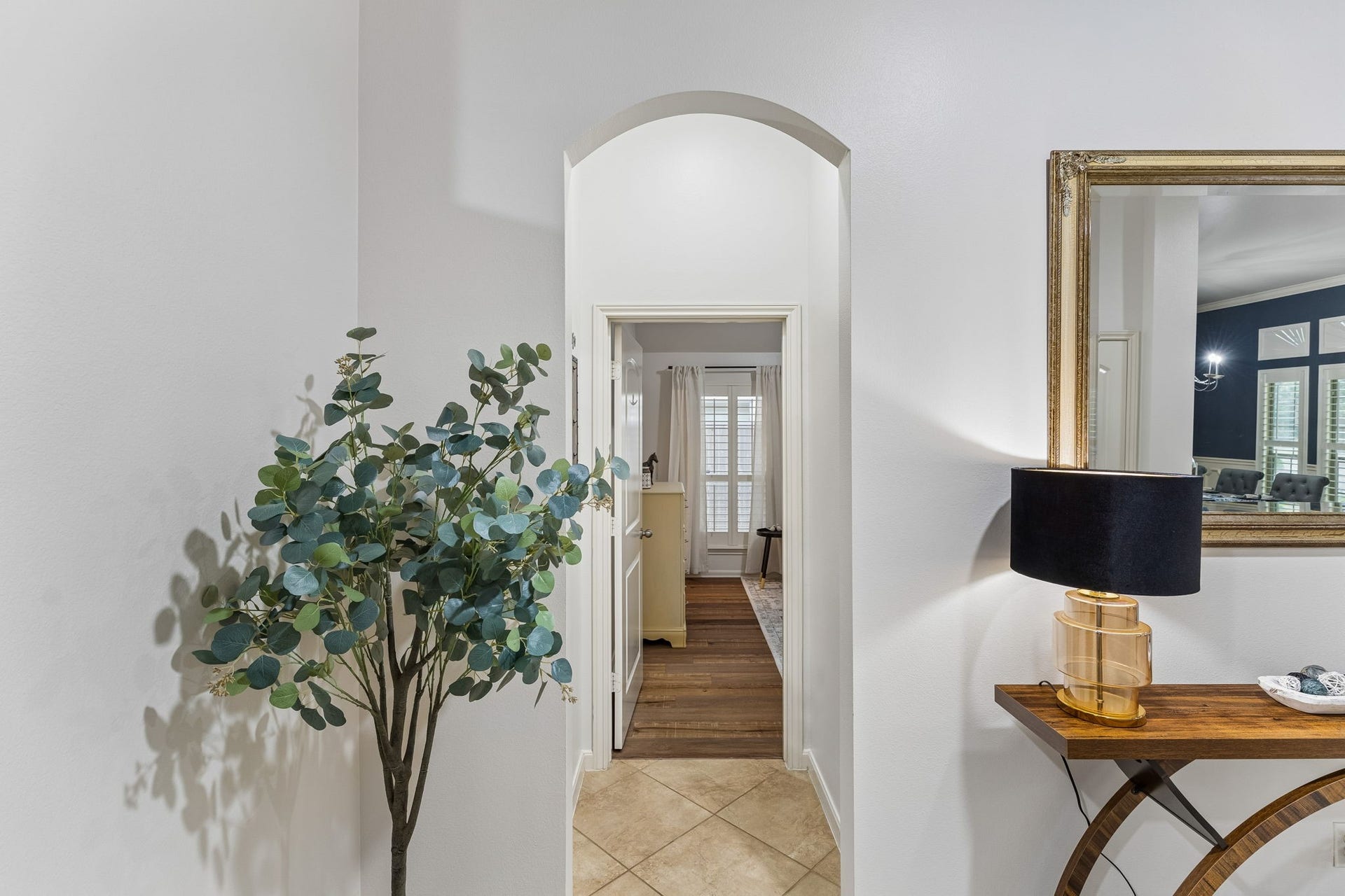 2927 Auburn Creek Lane, League City, TX 77573 Bright interior passage connecting the main living areas with an open, airy feel and neutral finishes.
