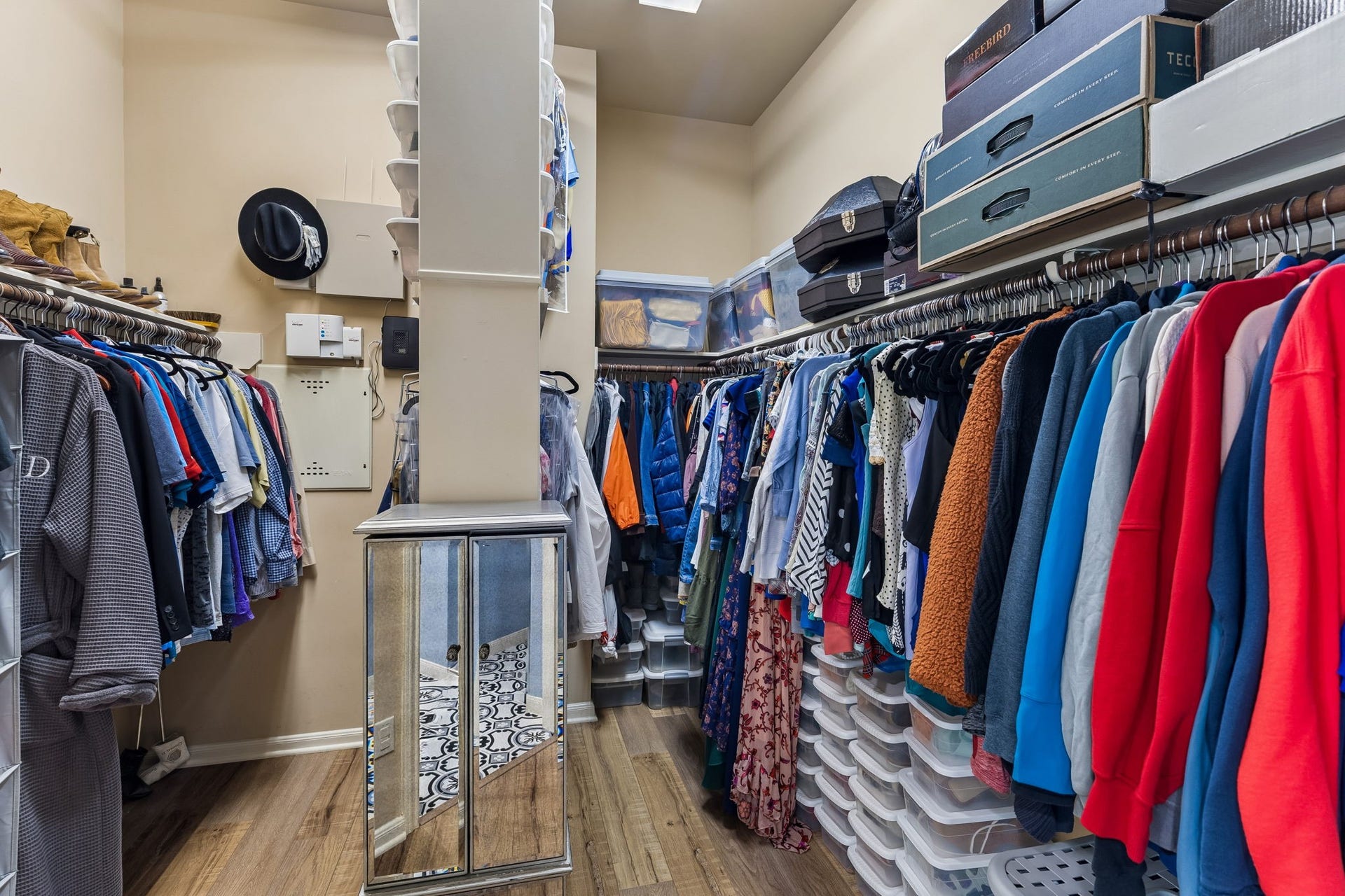 2927 Auburn Creek Lane, League City, TX 77573 Spacious walk-in closet with built-in shelving and abundant hanging storage.