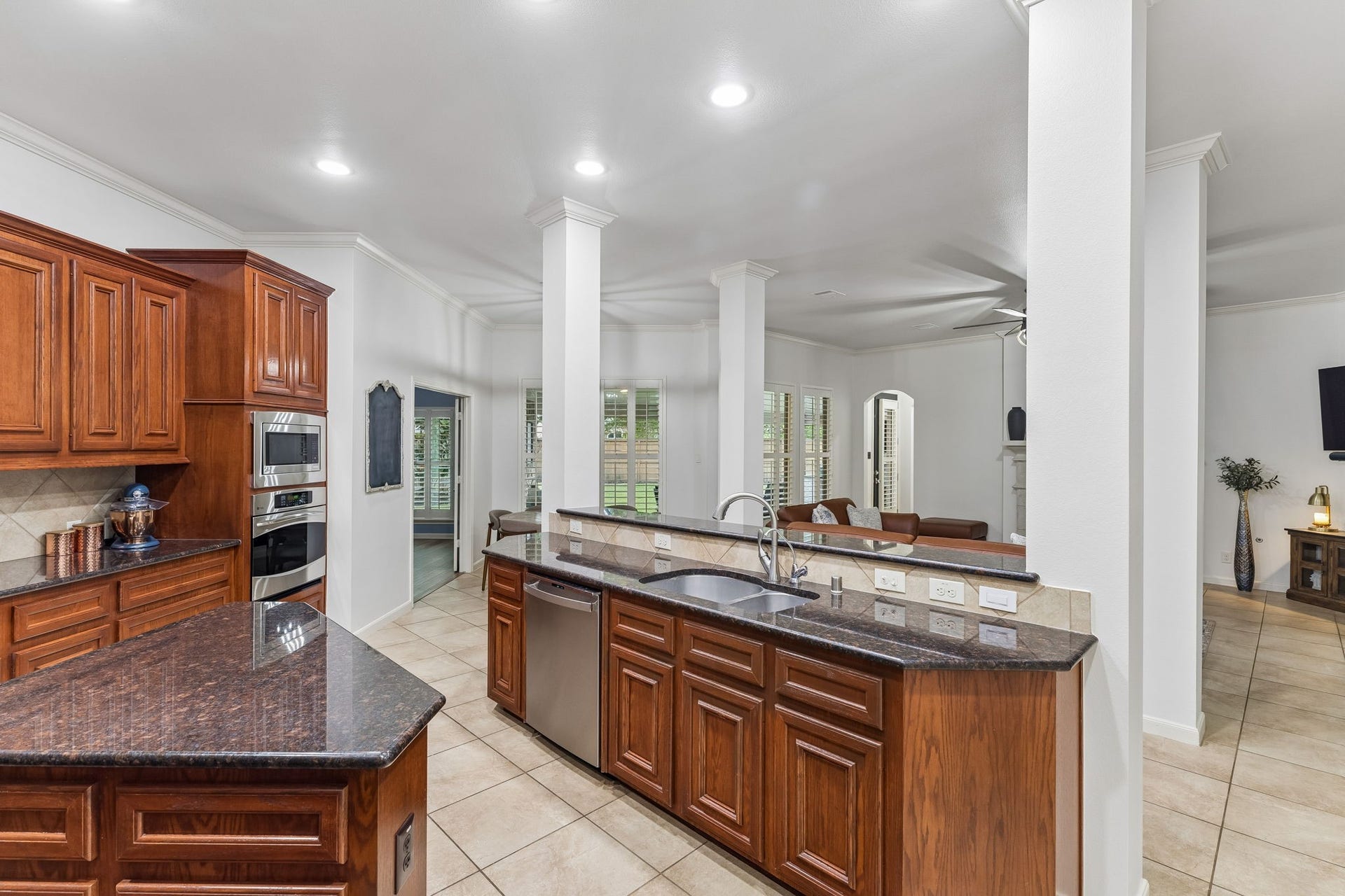 2927 Auburn Creek Lane, League City, TX 77573 Spacious kitchen featuring rich wood cabinetry, granite countertops, recessed lighting, and a large center island.