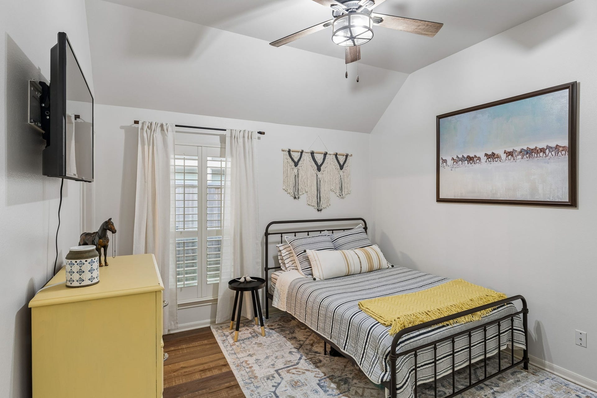 2927 Auburn Creek Lane, League City, TX 77573 Comfortable bedroom with ceiling fan, natural light, and space for a full furniture arrangement.