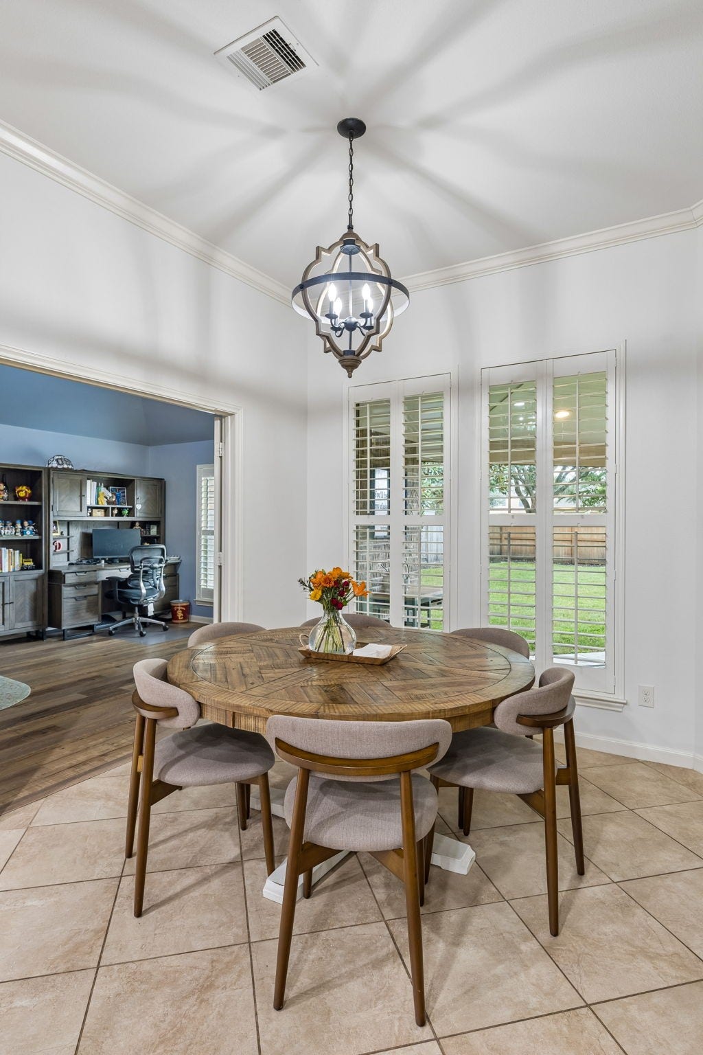 2927 Auburn Creek Lane, League City, TX 77573 ight casual dining area with multiple windows, pendant lighting, and easy access to the kitchen.