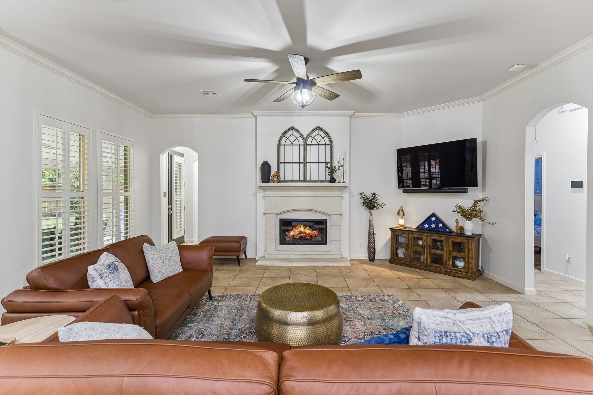 2927 Auburn Creek Lane, League City, TX 77573 Spacious living area with fireplace, ceiling fan, abundant natural light, and an inviting open layout.