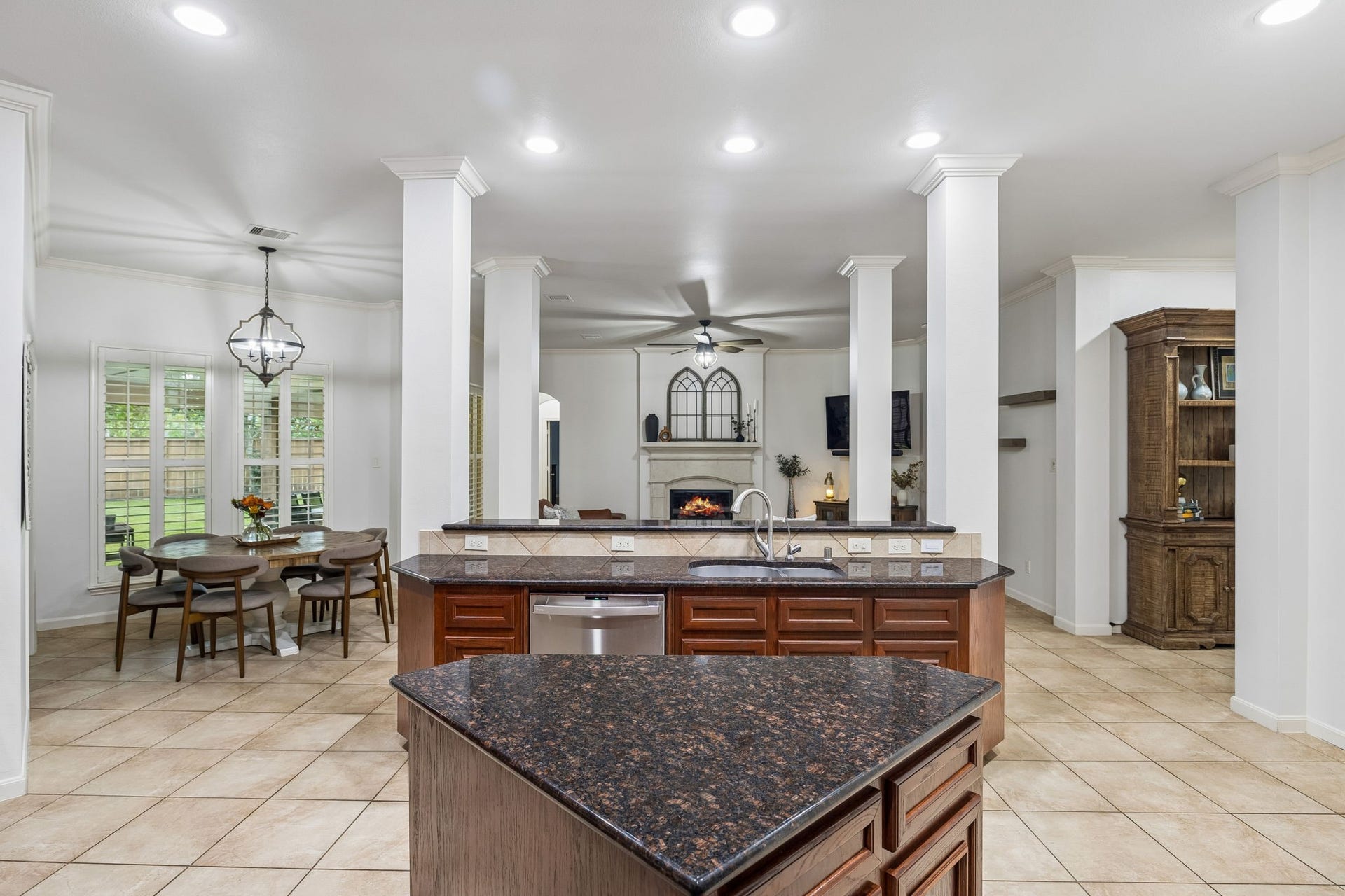 2927 Auburn Creek Lane, League City, TX 77573 Large center island provides additional prep space and creates an open connection to the surrounding living areas.