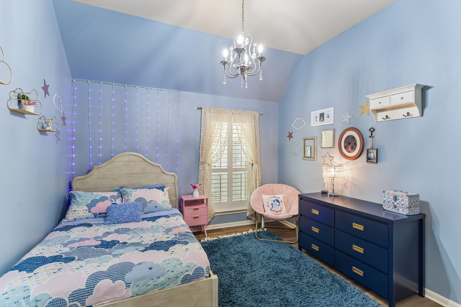 2927 Auburn Creek Lane, League City, TX 77573 Bright bedroom with ceiling fan, natural light, and comfortable space for furnishings.