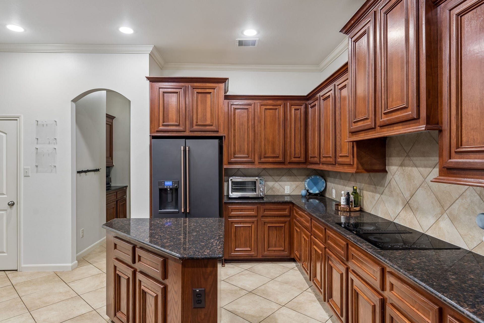 2927 Auburn Creek Lane, League City, TX 77573 Well-equipped kitchen with stainless steel appliances, extensive cabinetry, and ample counter space.