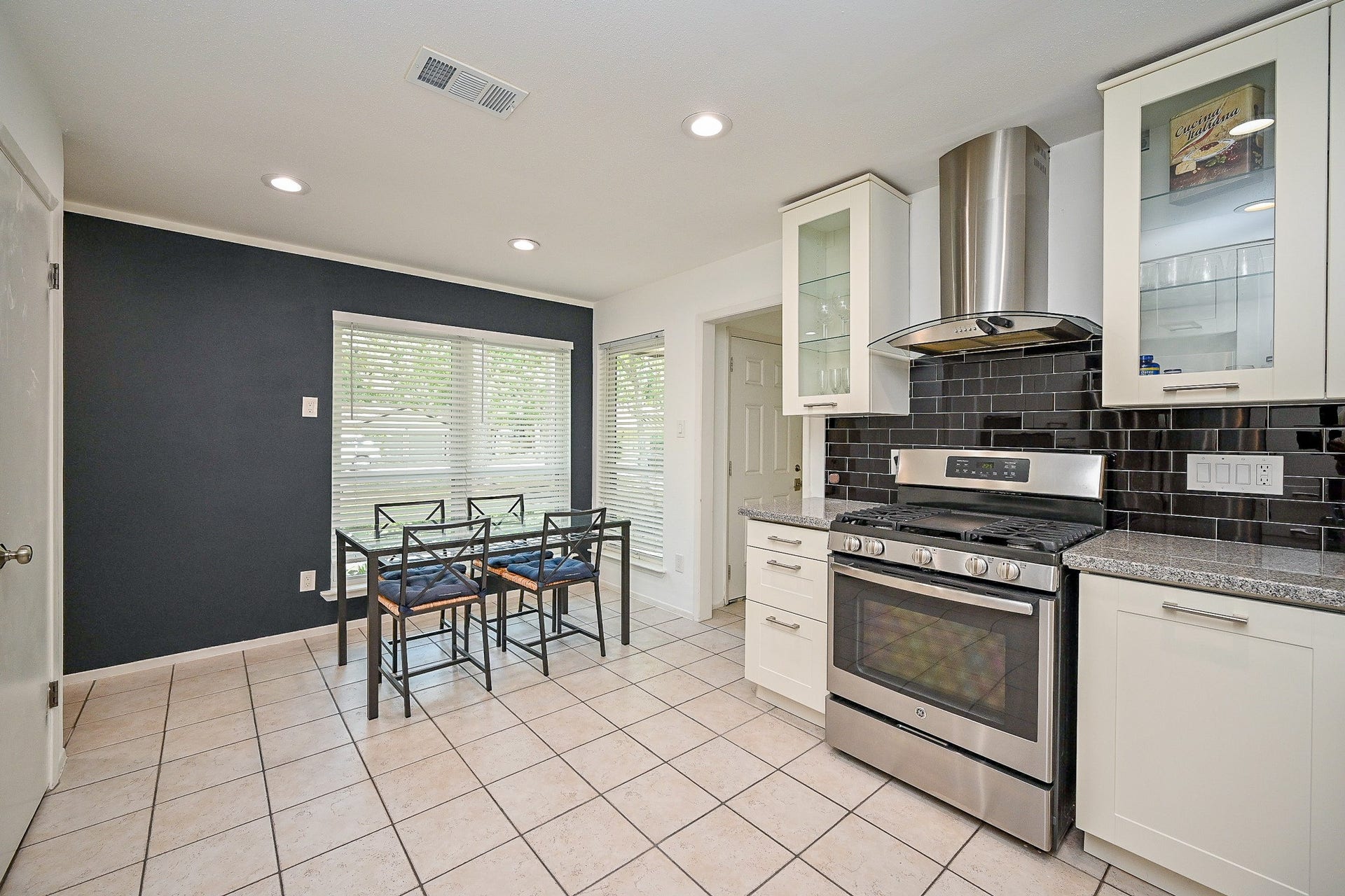5 Rock Pine Court, The Woodlands, TX 77381 5 Rock Pine Court, The Woodlands, TX 77381