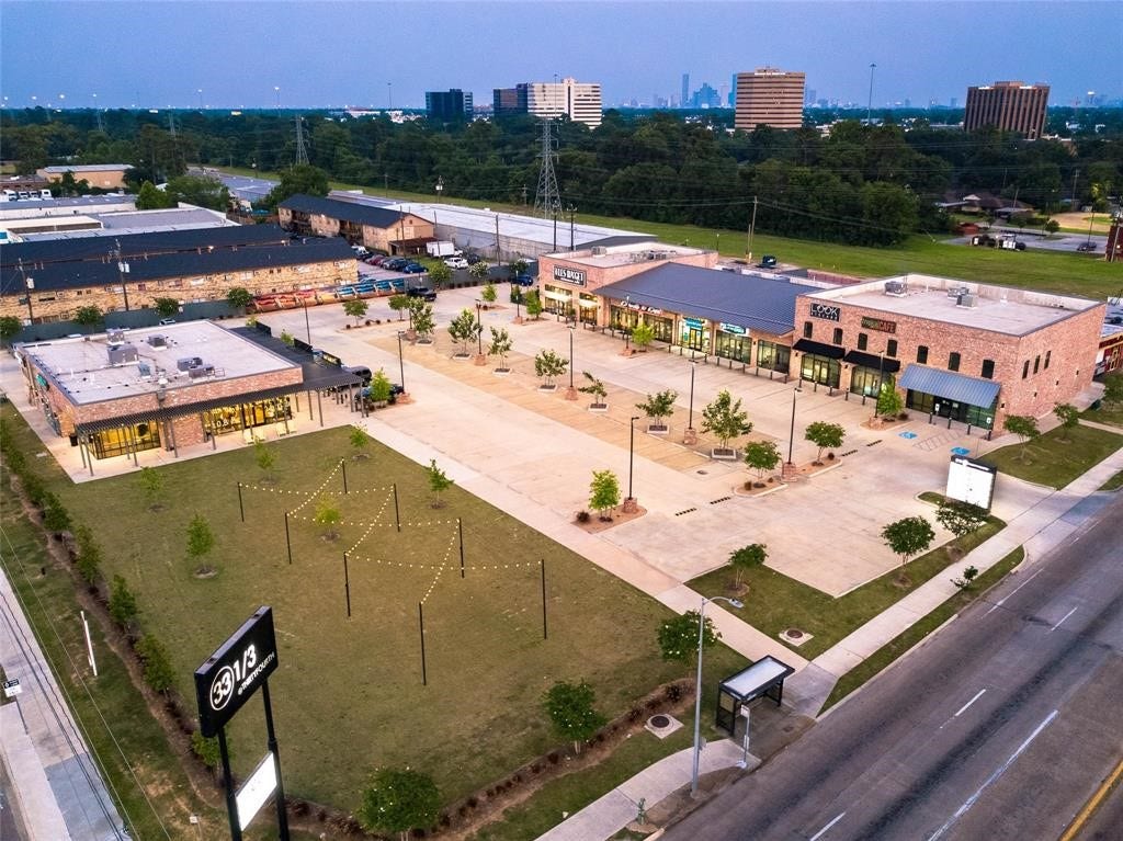1519 Candlelight Lane, Houston, TX 77018 Close proximity to area restaurants, retail, coffee shops, bars and parks