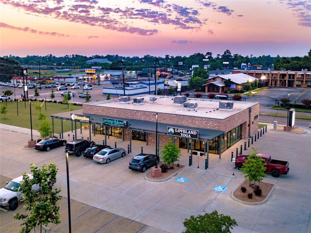 1519 Candlelight Lane, Houston, TX 77018 Close proximity to area restaurants, retail, coffee shops, bars and parks