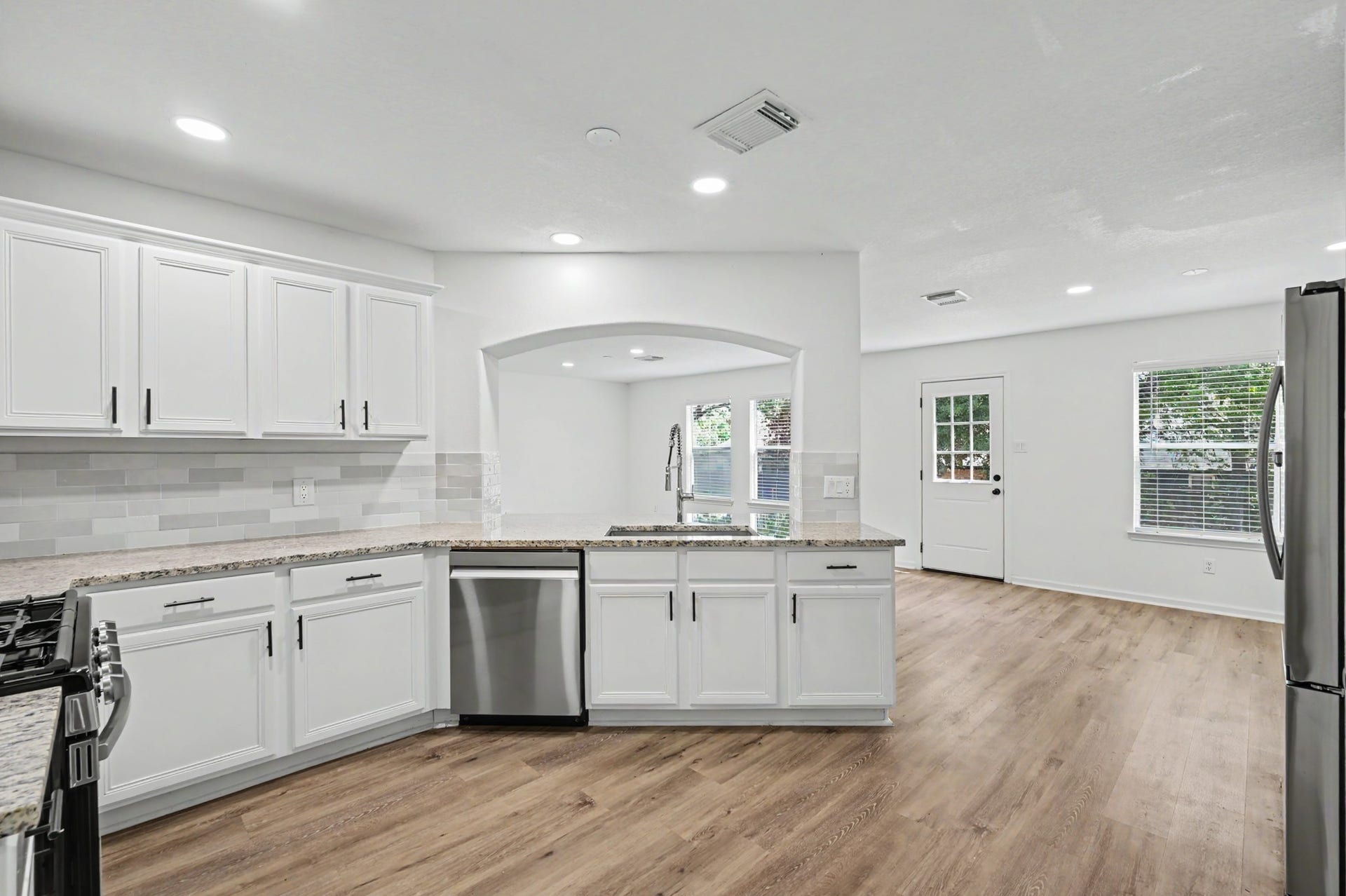 6894 Stillwater Drive, Willis, TX 77318 Spacious kitchen with updated appliances.