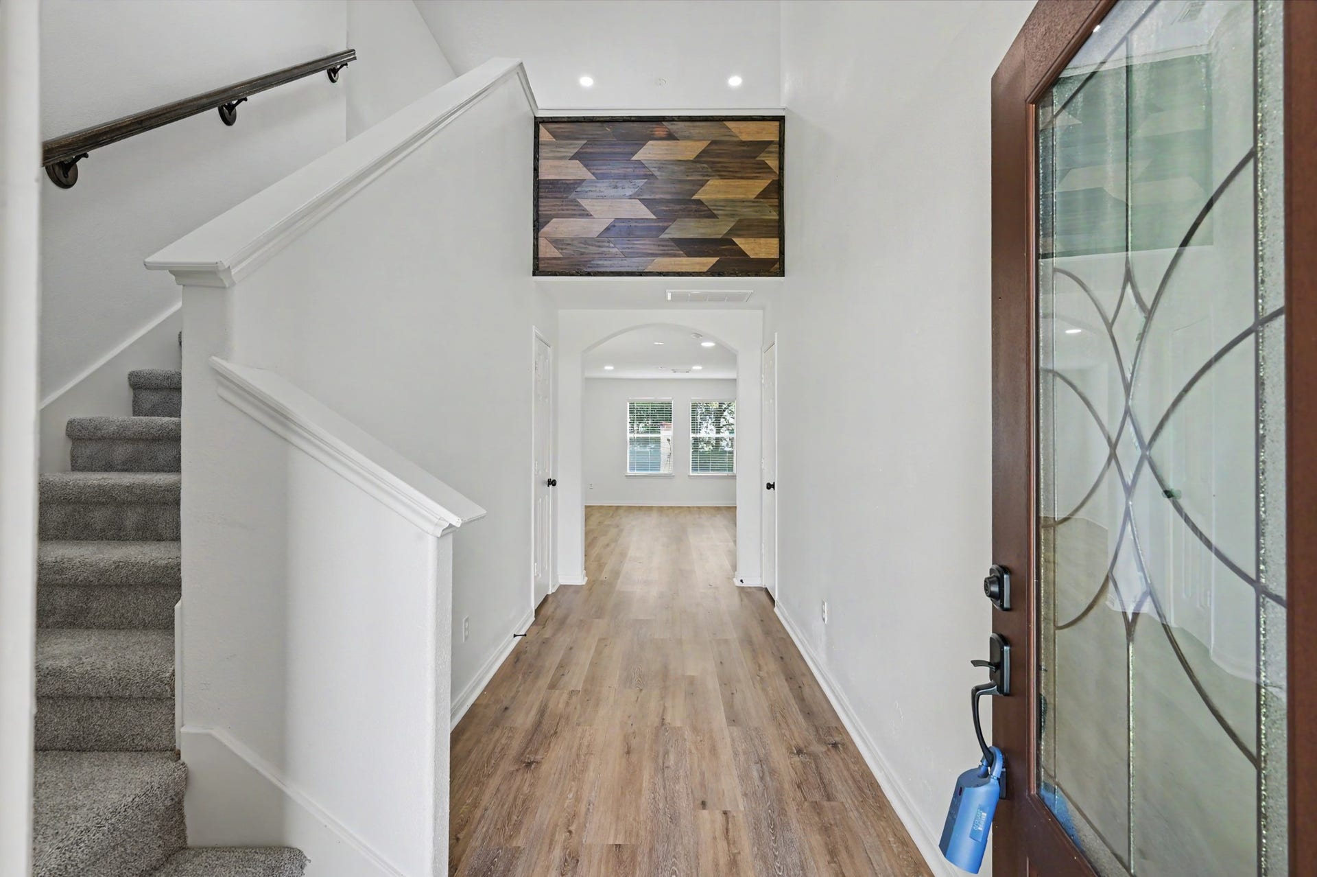 6894 Stillwater Drive, Willis, TX 77318 Elegant entry with high ceiling