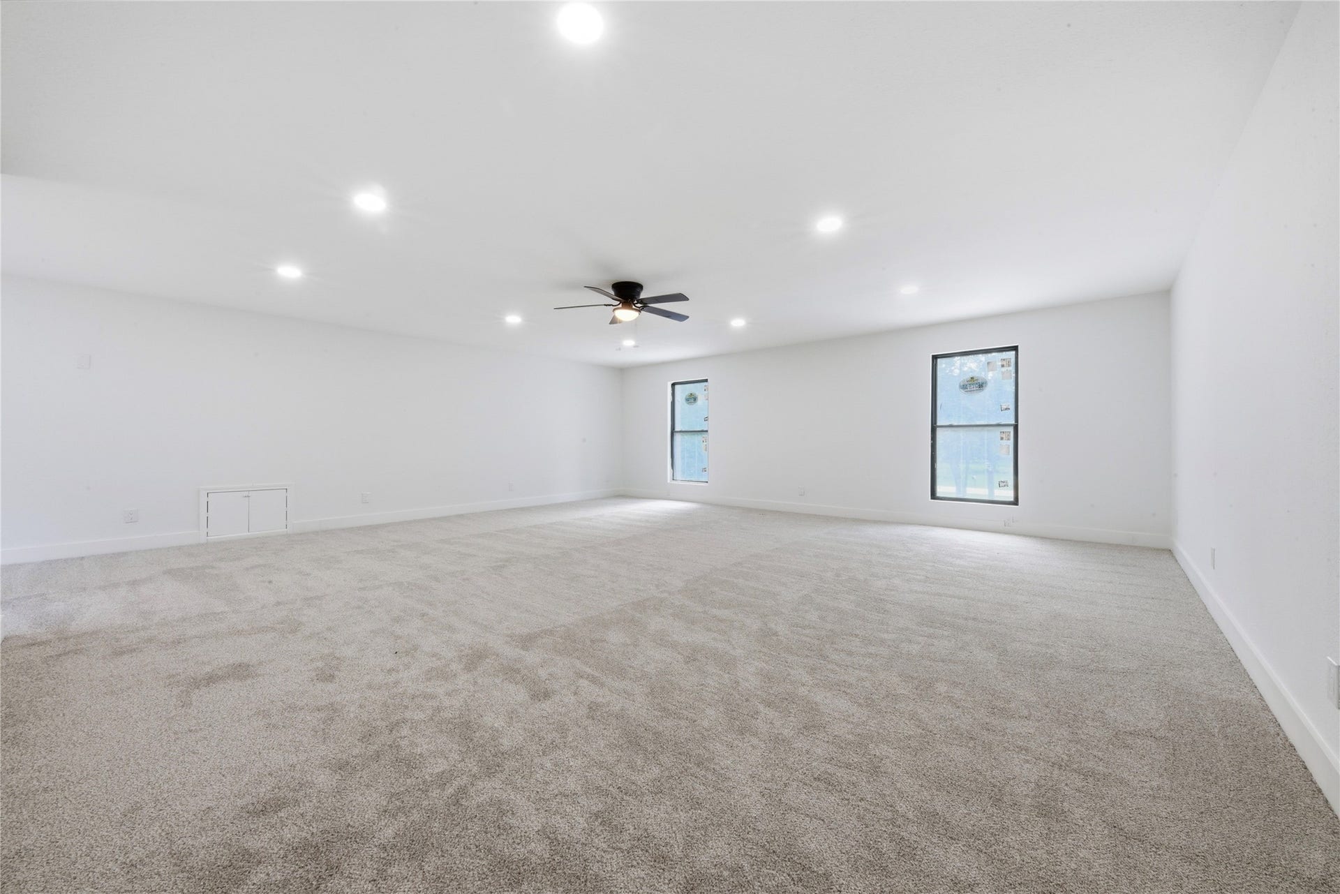 40203 Cimarron Way, Magnolia, TX 77354 Expansive upper-level suite above the detached garage. Approximately 723 SF of carpeted, climate-controlled flex space with vaulted ceilings, ceiling fan, recessed lighting, and oversized windows. Ideal for guest quarters, home office, gym, studio, or rental potential.