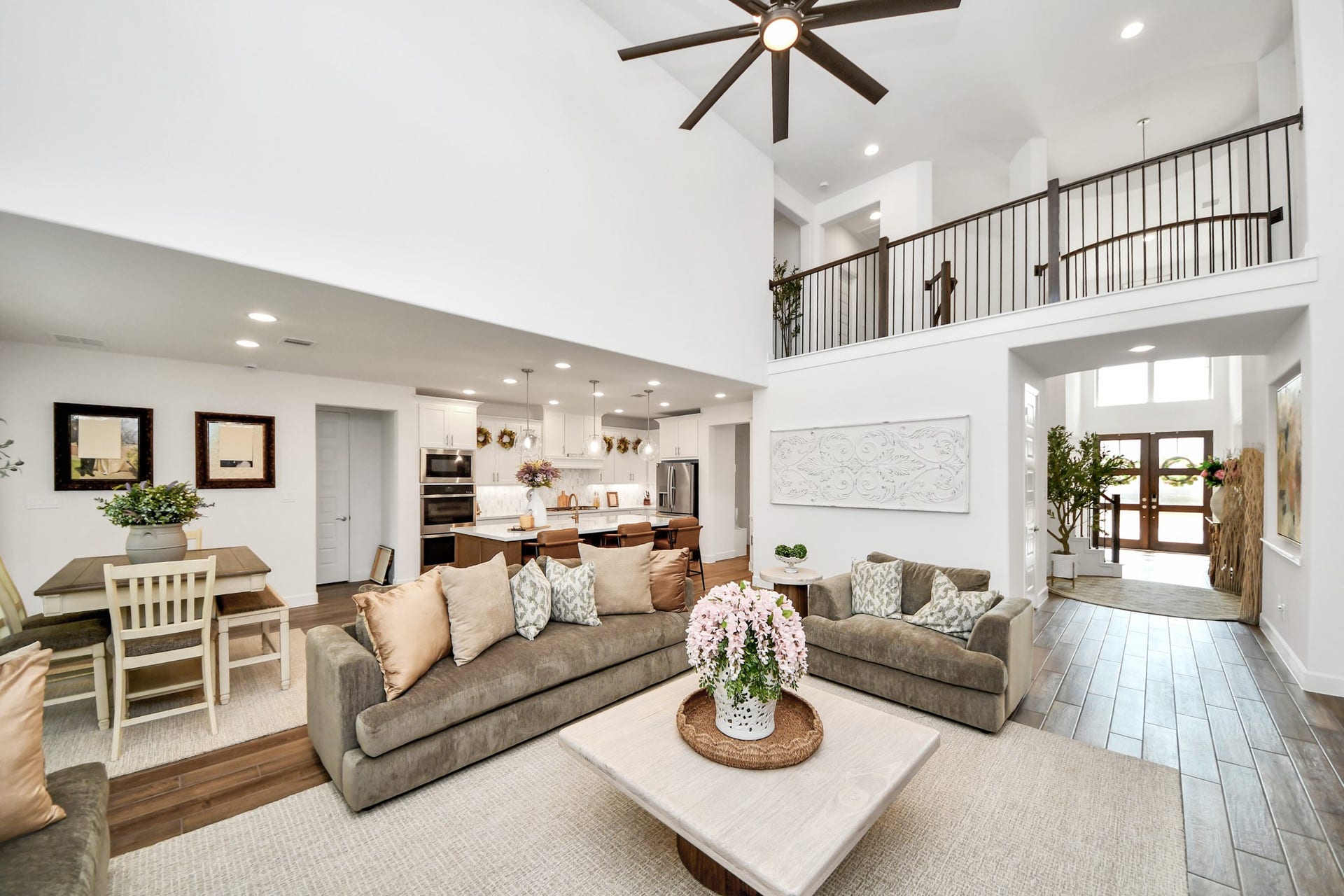 2 story celings throughout the living room