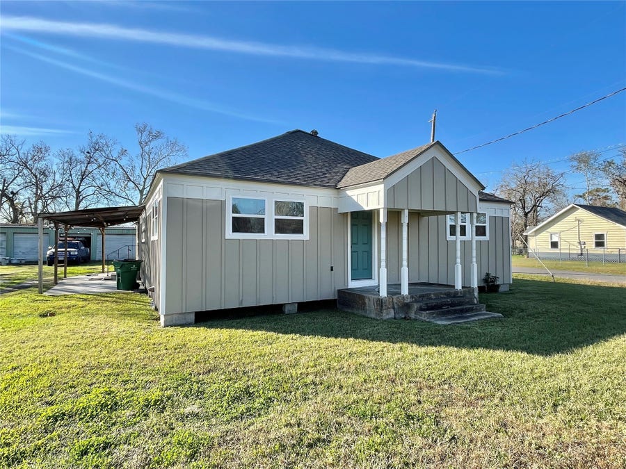 Property photo for 817 N Valderas Street, Angleton, TX
