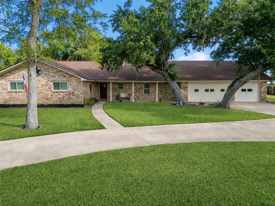 Property photo for 312 County Road 201, Angleton, TX