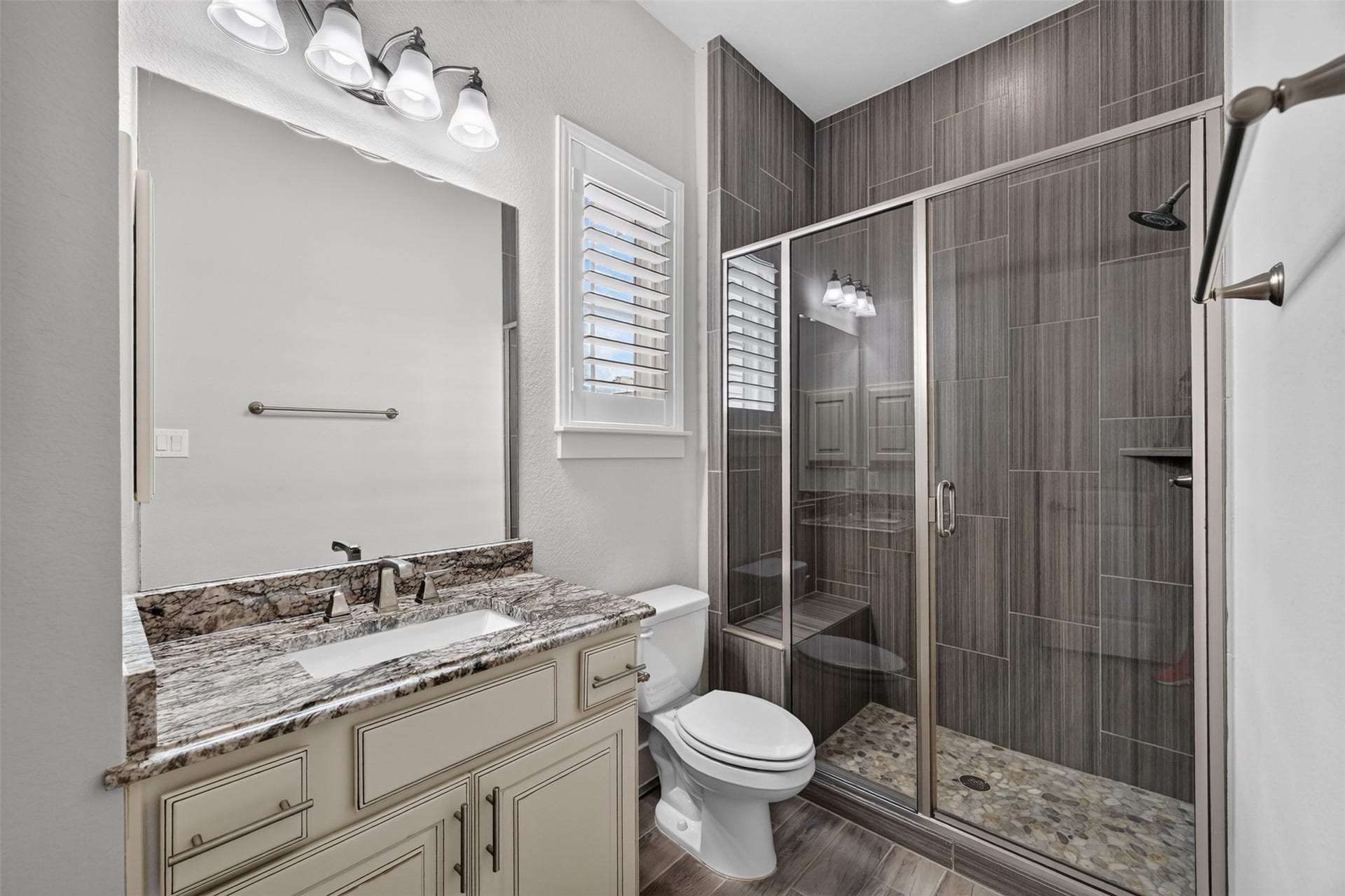 2711 Kennedy Street, Houston, TX 77003 3rd floor en-suite bath