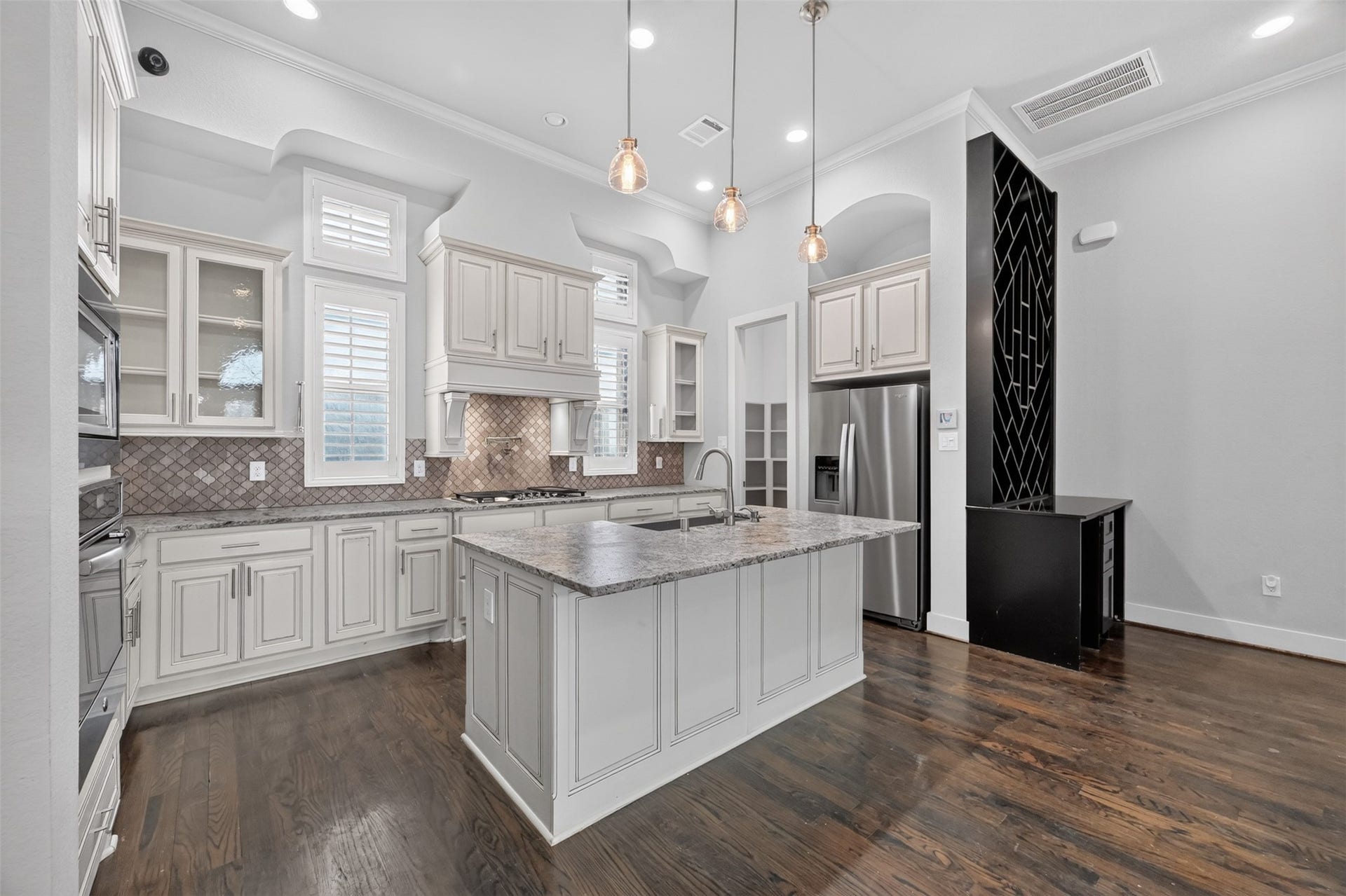 2711 Kennedy Street, Houston, TX 77003 Soft close cabinetry, pot filler, gas cooktop , SS appliances and walk in pantry