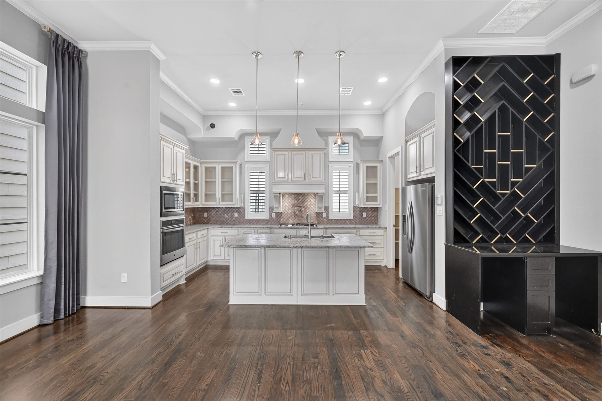 2711 Kennedy Street, Houston, TX 77003 High ceilings, recess lighting, window treatments with plantation shutters