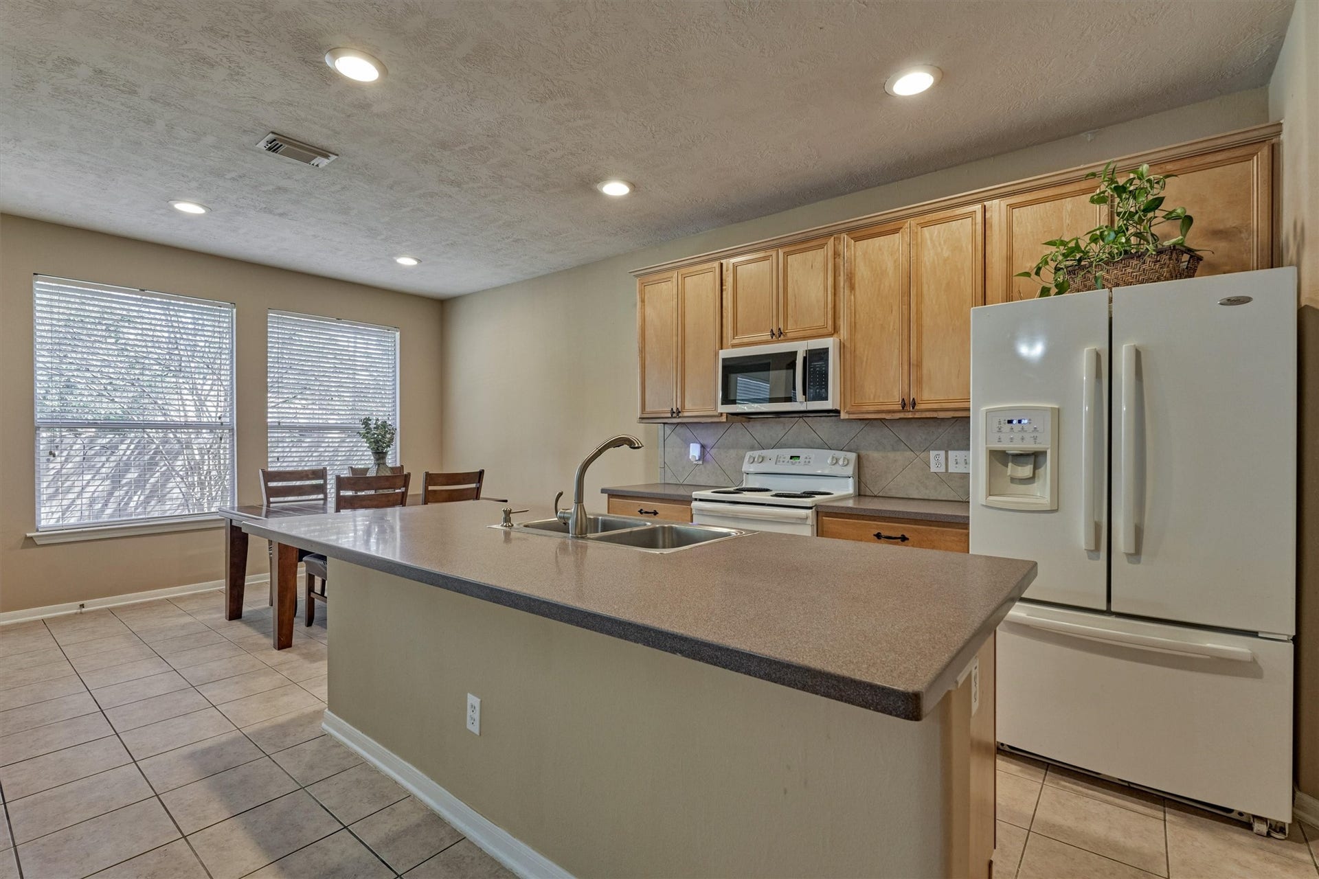 38 E Burberry Circle, The Woodlands, TX 77384 38 E Burberry Circle, The Woodlands, TX 77384