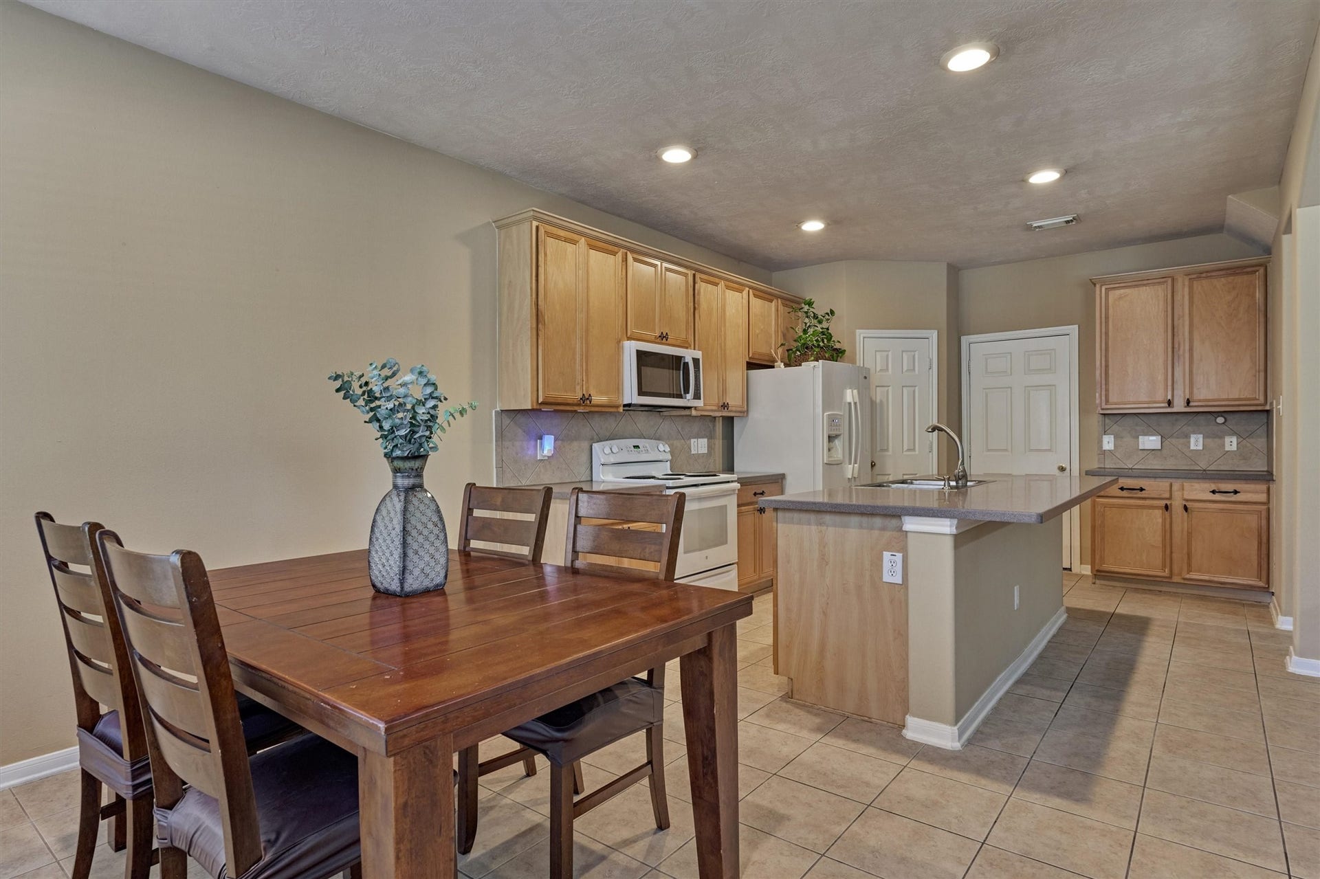 38 E Burberry Circle, The Woodlands, TX 77384 38 E Burberry Circle, The Woodlands, TX 77384