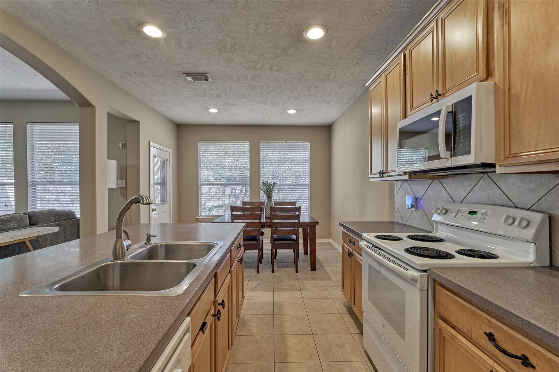 38 E Burberry Circle, The Woodlands, TX 77384 38 E Burberry Circle, The Woodlands, TX 77384