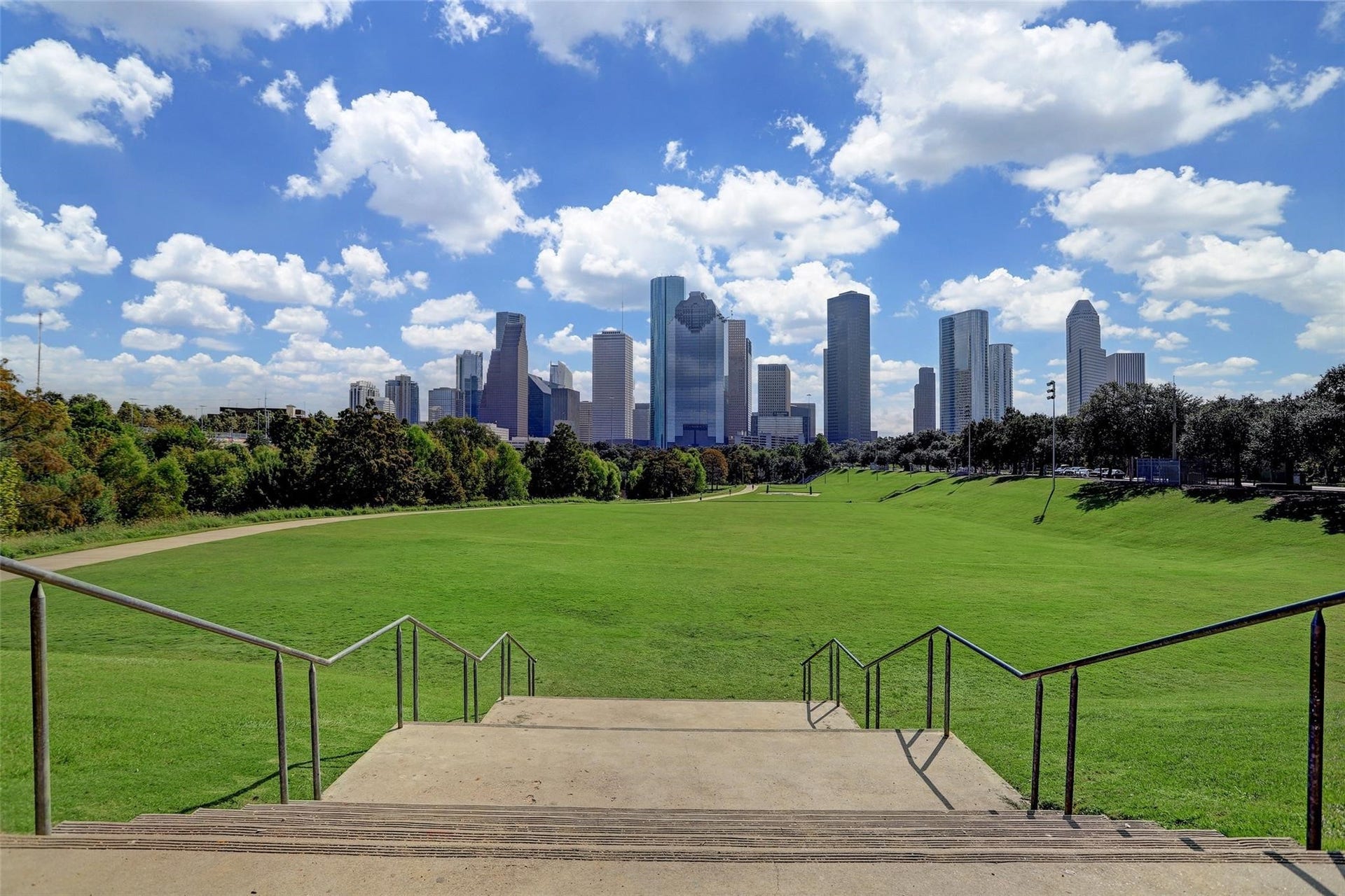 Minutes from Eleanor Tinsley Park, trails, and Downtown Houston.