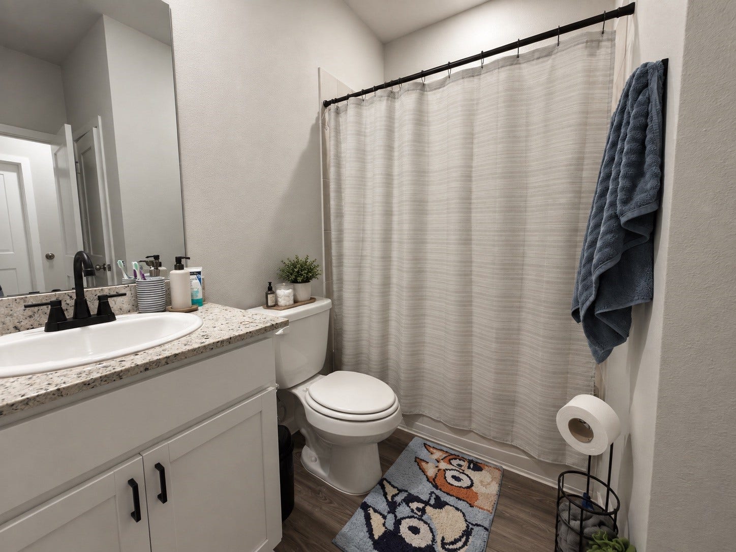 Secondary Bathroom with Shower/Tub Combo