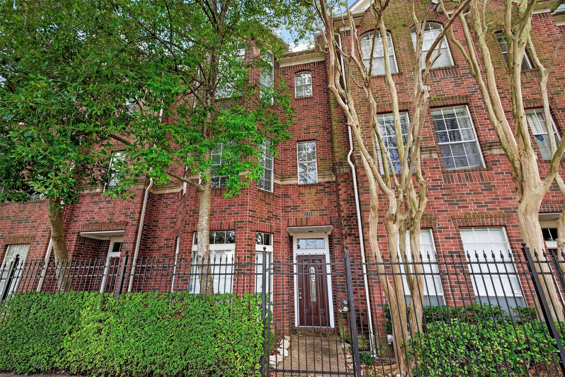 1319 Oneil Street, Houston, TX 77019 Beauiful brick build townhome conviniently located in Midtown
