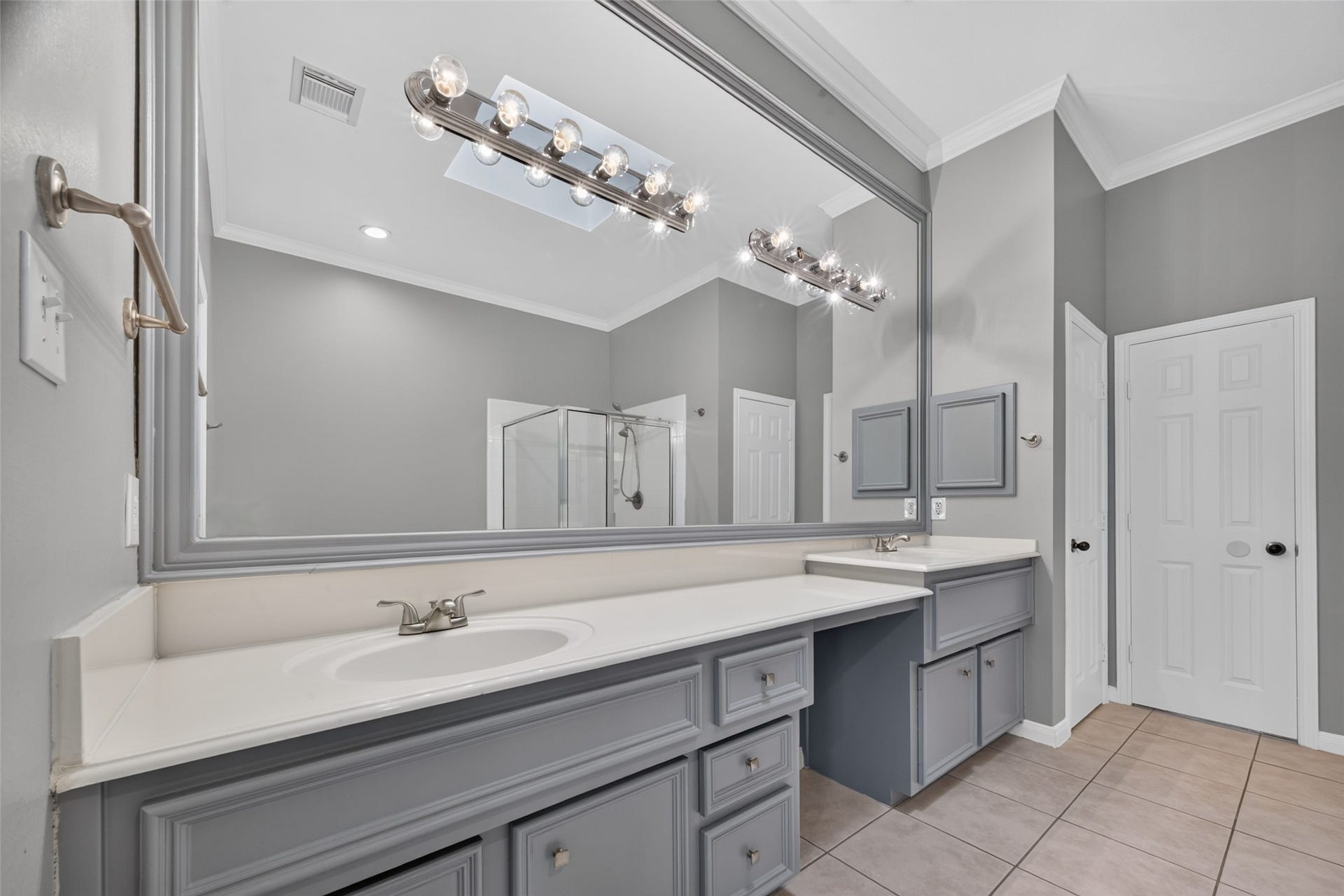 1319 Oneil Street, Houston, TX 77019 Spacious primary bathroom