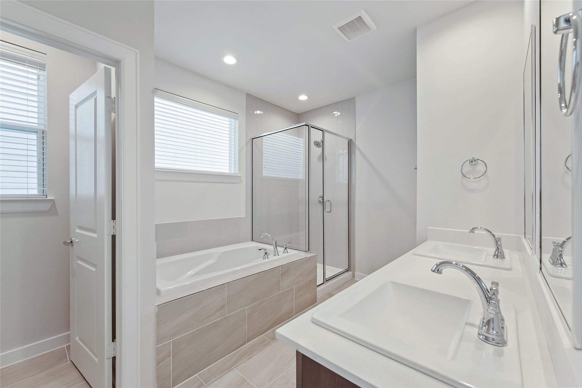1013 Erin Street, #V, Houston, TX 77009 Primary Bathroom: Separate Tub and Shower