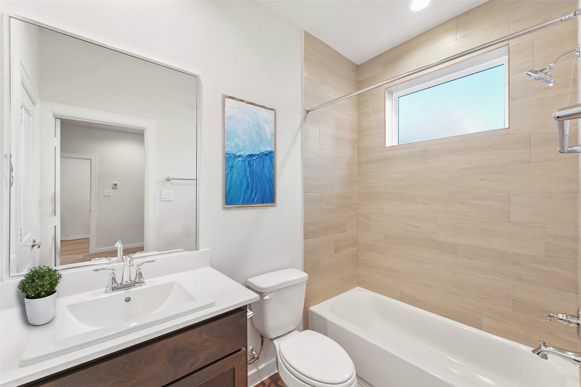 1013 Erin Street, #V, Houston, TX 77009 1st Floor Full Bathroom