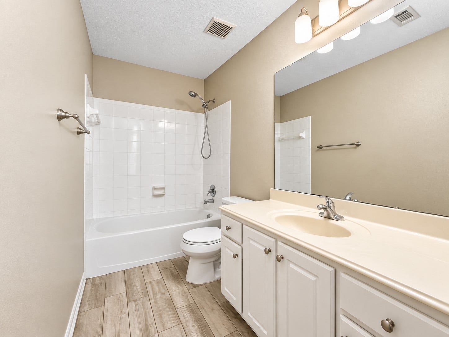 96 S Piper Trace, The Woodlands, TX 77381 96 S Piper Trace, The Woodlands, TX 77381